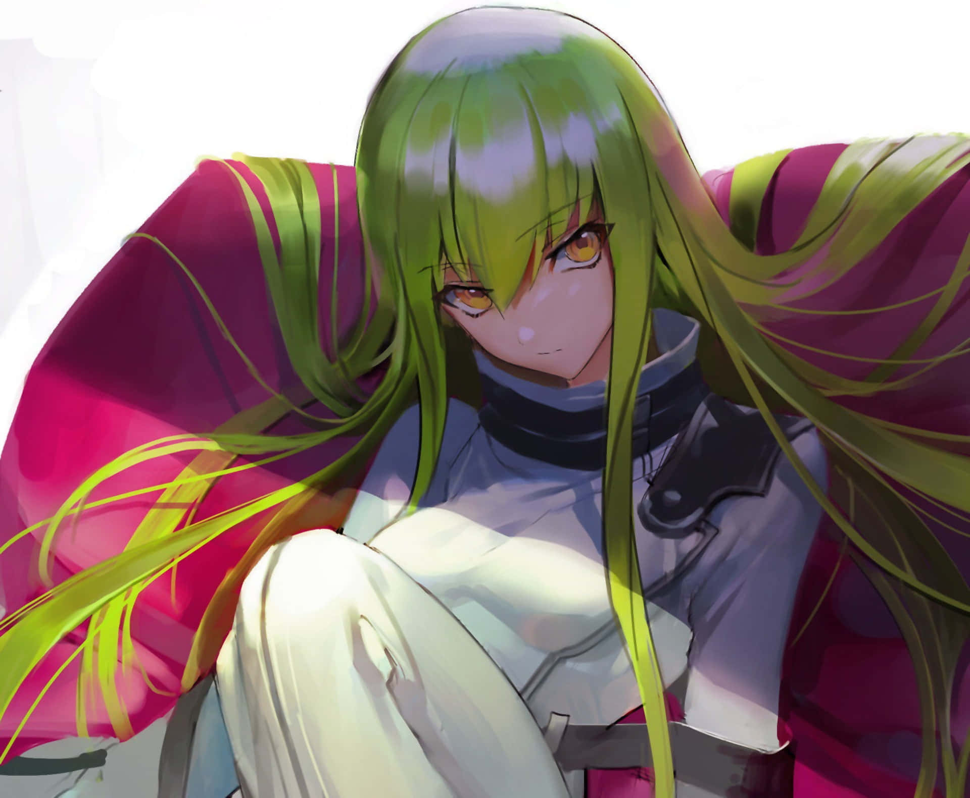 Code Geass C.c. 桌布 壁紙 — 一個引人注目的動漫女孩，擁有充滿活力的綠色頭髮和琥珀色的眼睛，穿著分層服裝，背景是純白色。