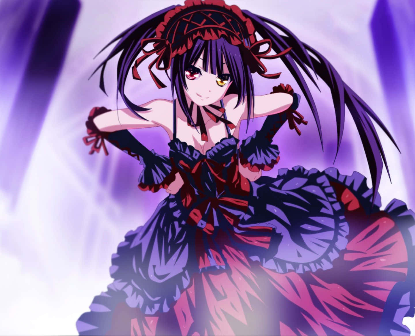kurumi tokisaki 桌布 壁紙 — 一個引人注目的動漫女孩，擁有異色瞳和長長的黑髮，穿著戲劇性的紅紫色連衣裙，在發光的紫色背景前擺姿勢。