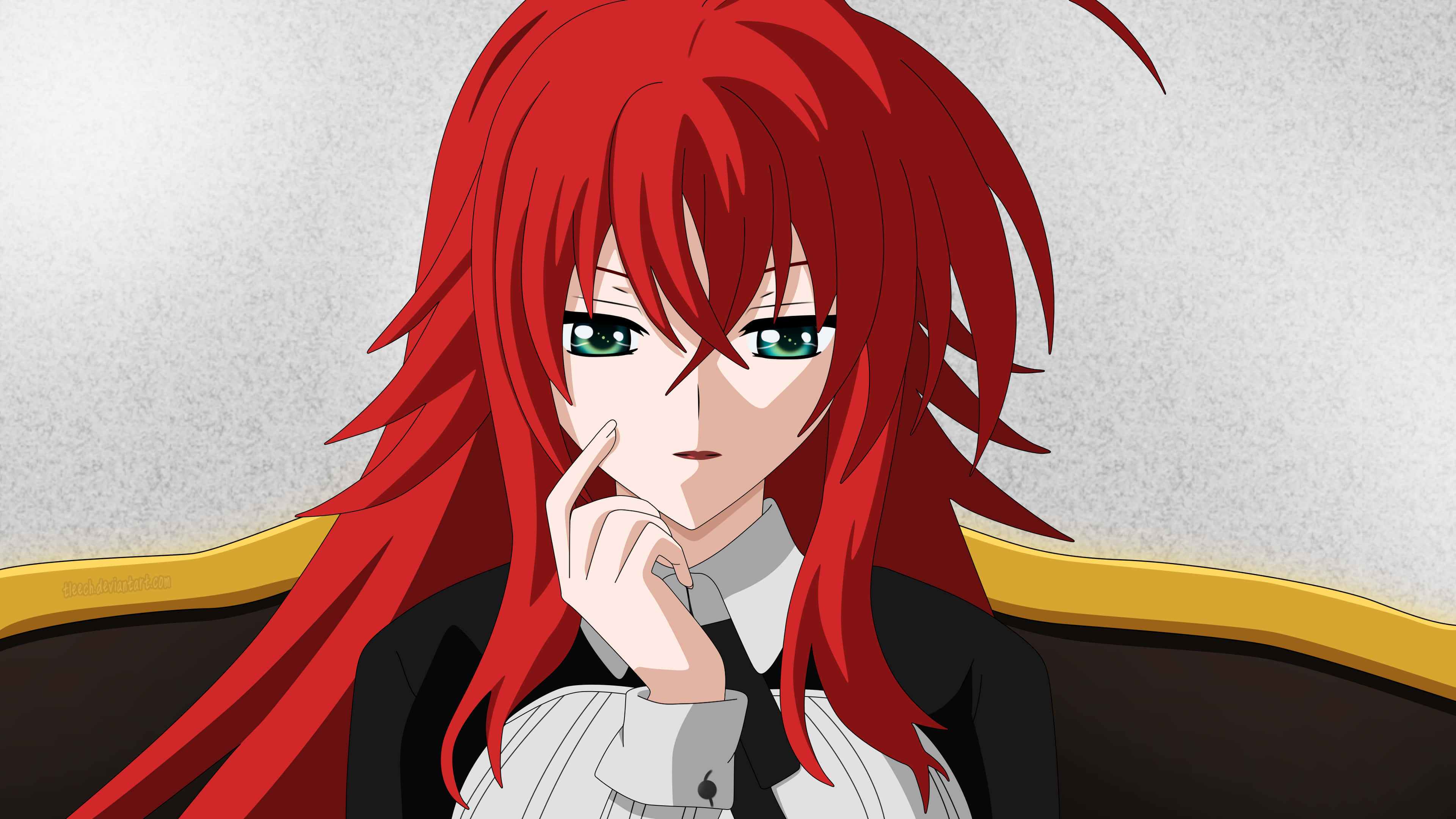 Rias Gremory 桌布 壁紙 — 一個引人注目的動漫女孩，擁有鮮豔的紅髮和綠色的眼睛，將下巴擱在手上，靠著帶有金色邊框的紋理灰色牆壁。