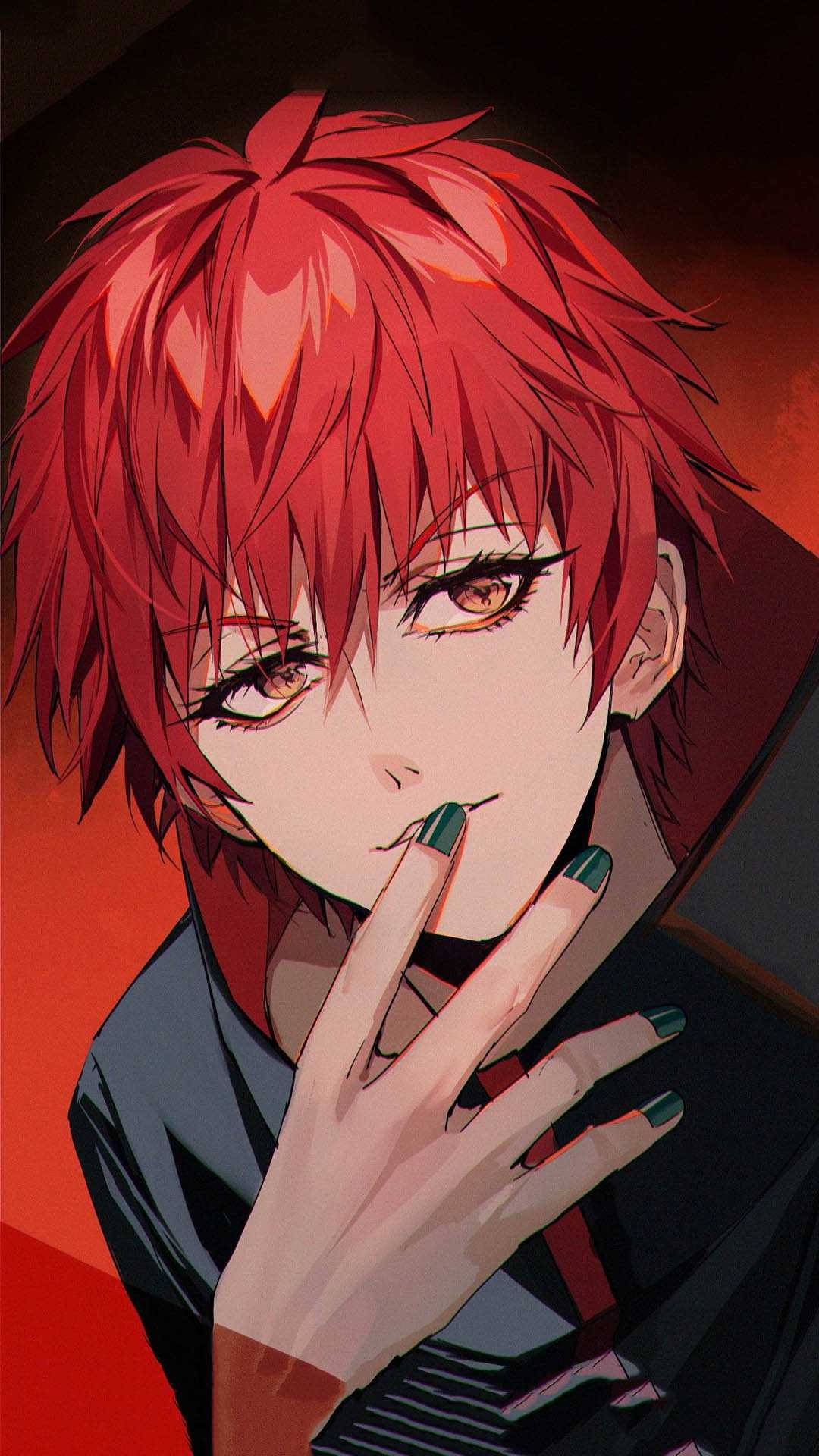 Sasori 桌布 壁紙 — 一個引人注目的動漫角色，擁有火紅的頭髮和綠色指甲，在發光的紅色背景前將手指放在嘴唇上。