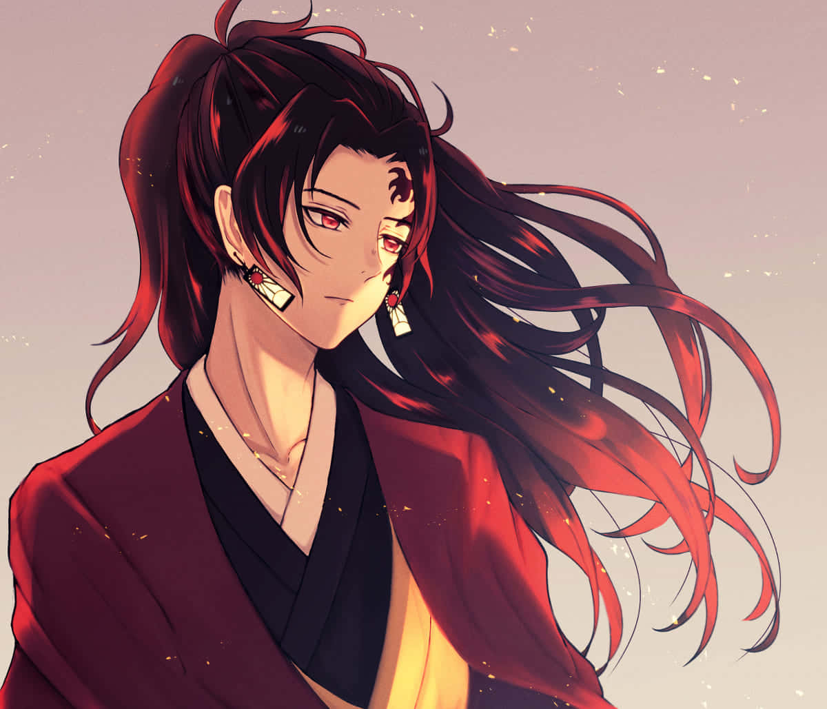Yoriichi Tsugikuni 桌布 壁紙 — 一個引人注目的動漫角色，擁有飄逸的紅髮和紅眼睛，穿著傳統的紅黑色長袍，背景是柔和的粉紅色。