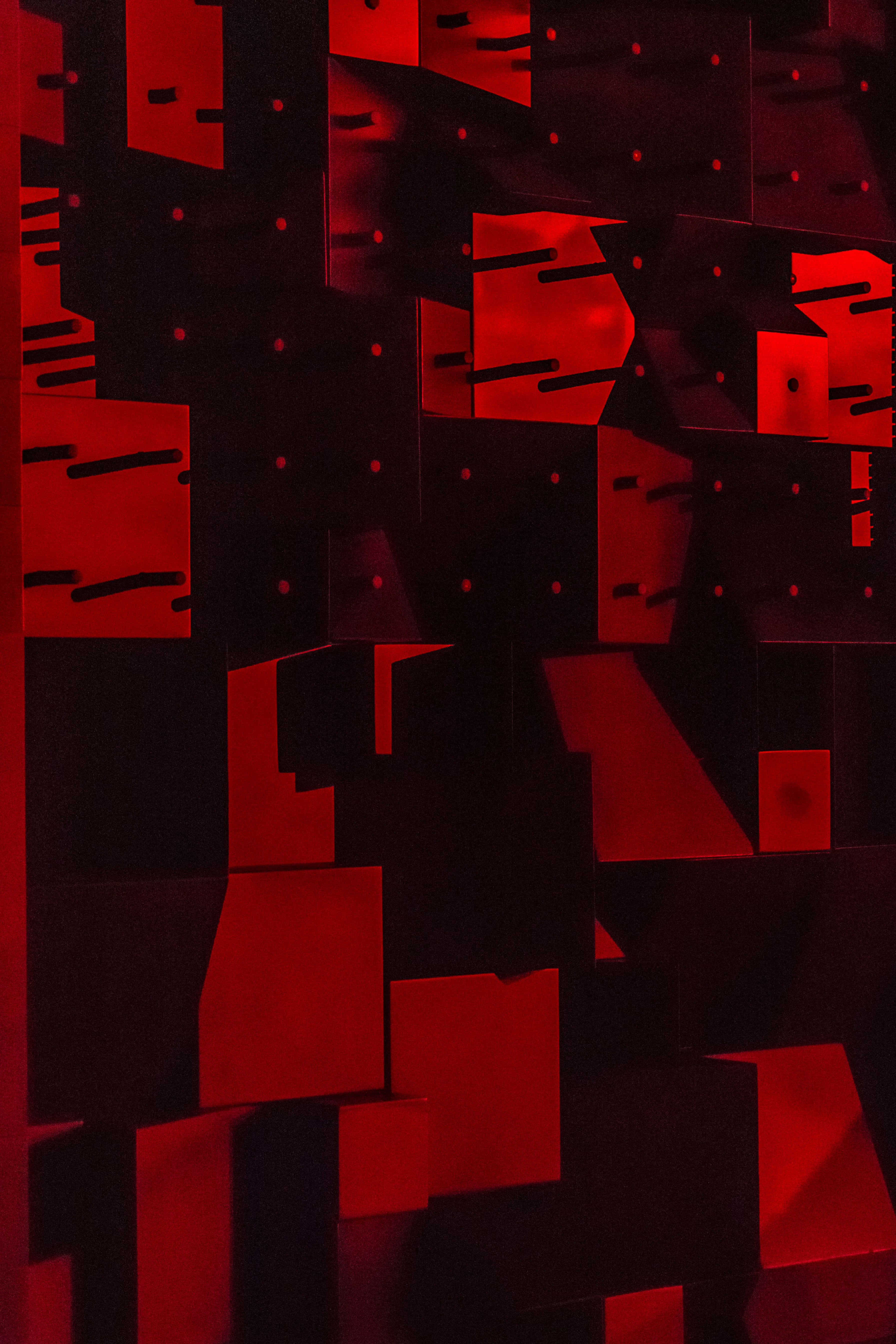 Dark Red Aesthetic 桌布 壁紙 — 一個引人注目的抽象構圖，發光的紅色幾何方塊在深黑色背景上。