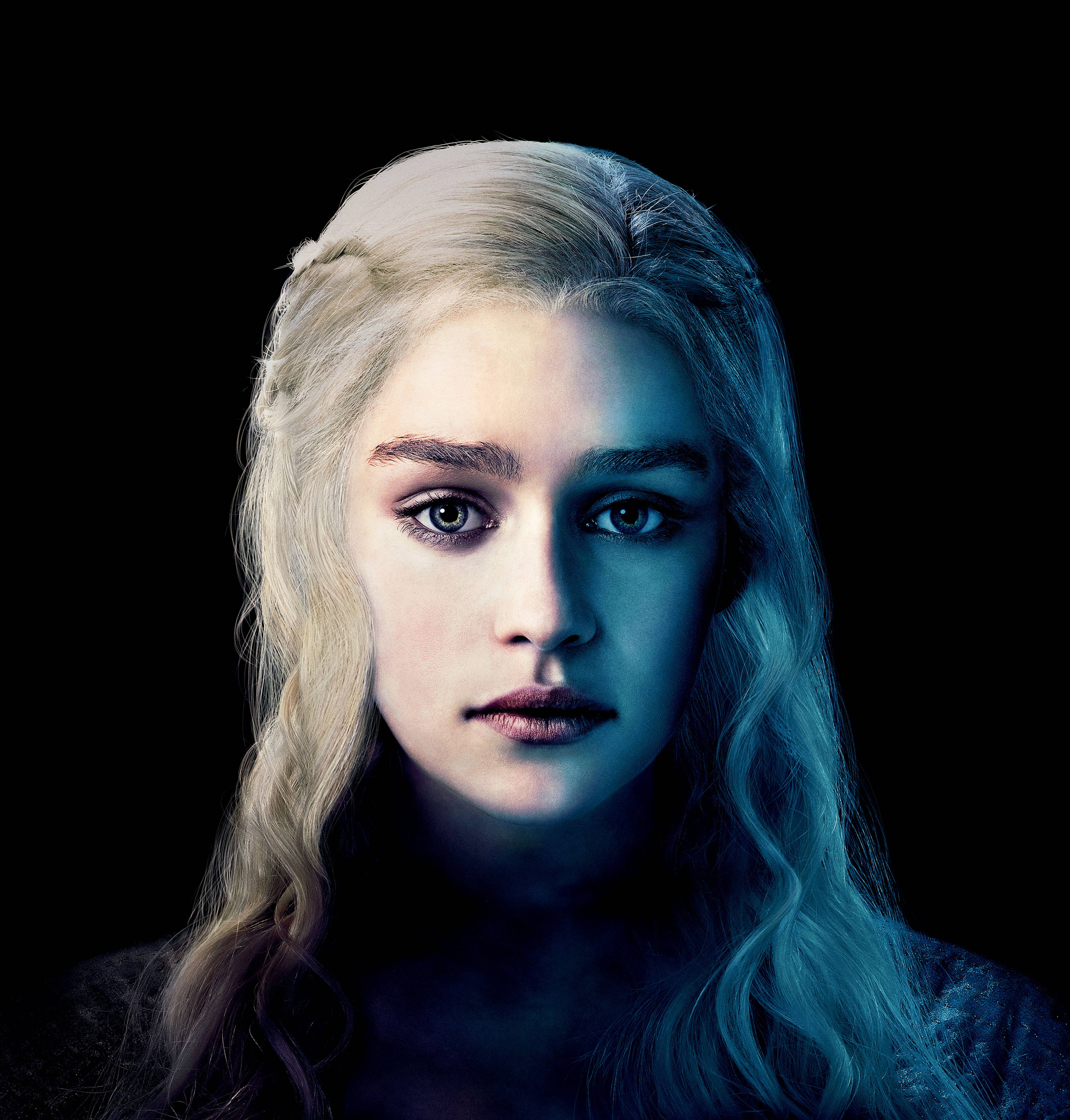 daenerys 桌布 壁紙 — 一個引人注目的肖像，一位擁有鉑金色頭髮和強烈眼神的女性，背景為黑色，帶有藍色燈光。