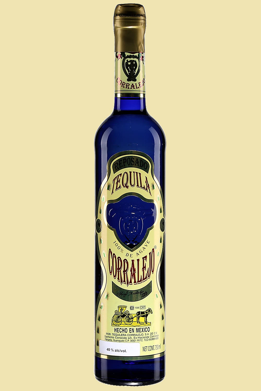 bottle 桌布 壁紙 — 一個引人注目的藍色Corralejo Reposado龍舌蘭酒瓶，居中放置在柔和的米色背景上。