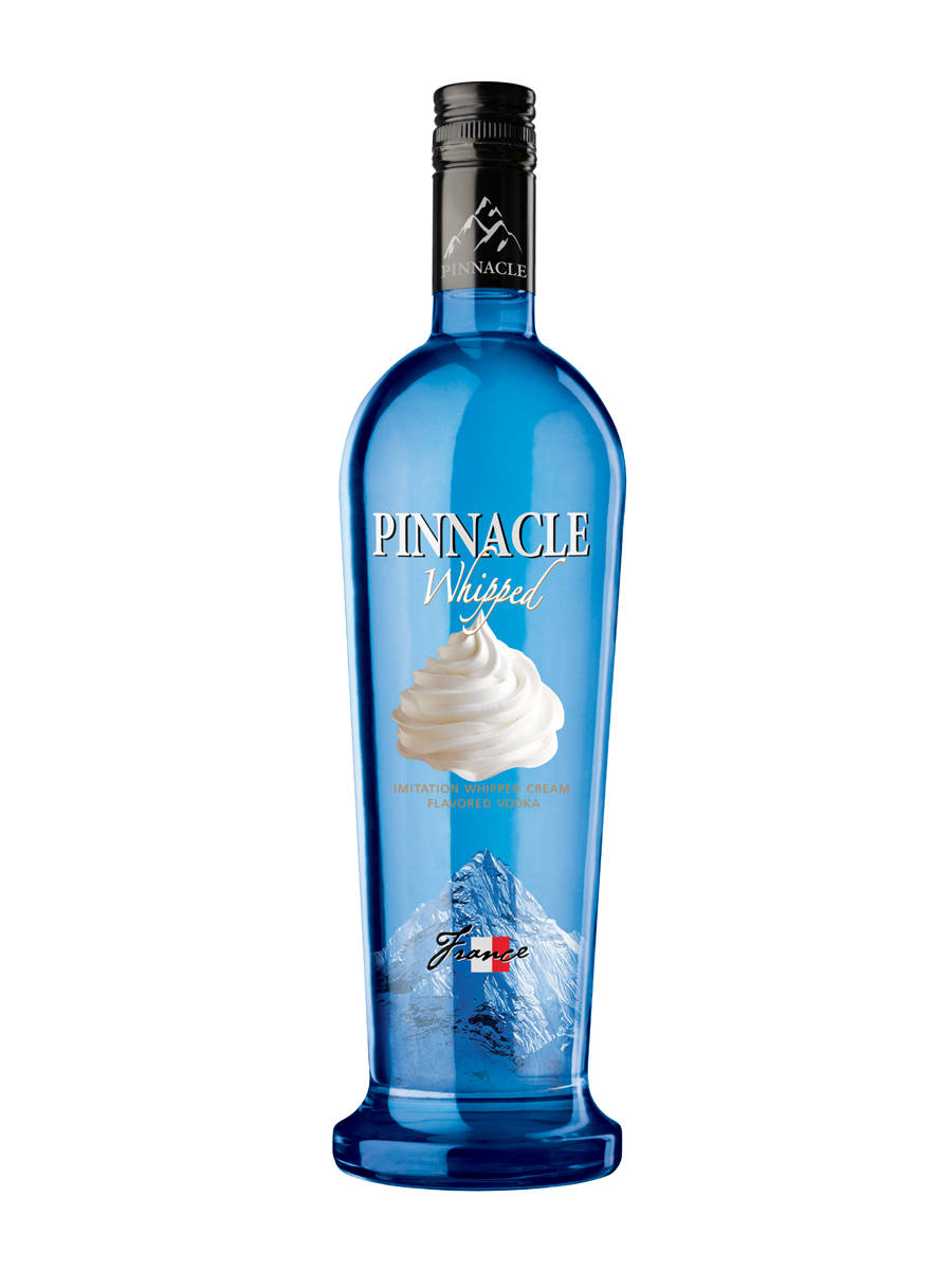 bottle 桌布 壁紙 — 一個引人注目的藍色Pinnacle Whipped伏特加酒瓶，帶有鮮奶油圖案和山脈設計，背景為純白色。
