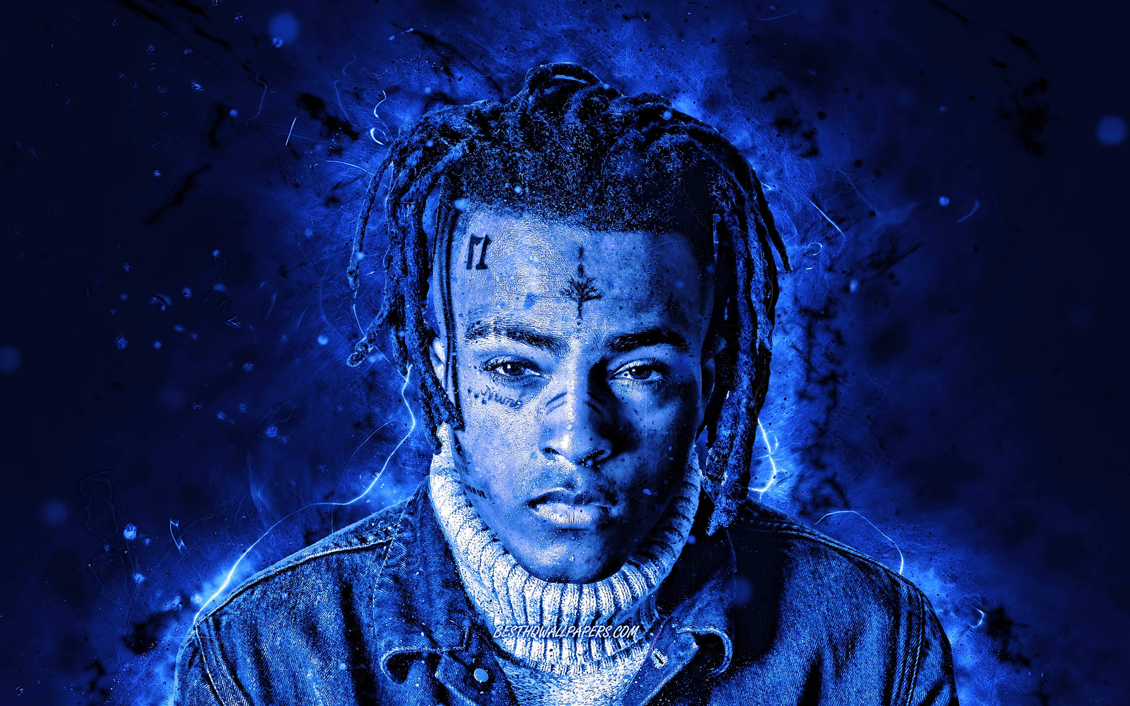 xxxtentacion 電腦 桌布 壁紙 — 一個引人注目的藍色調肖像，描繪一名擁有辮子頭和面部刺青的男子，背景是暴風雨般的電子效果。
