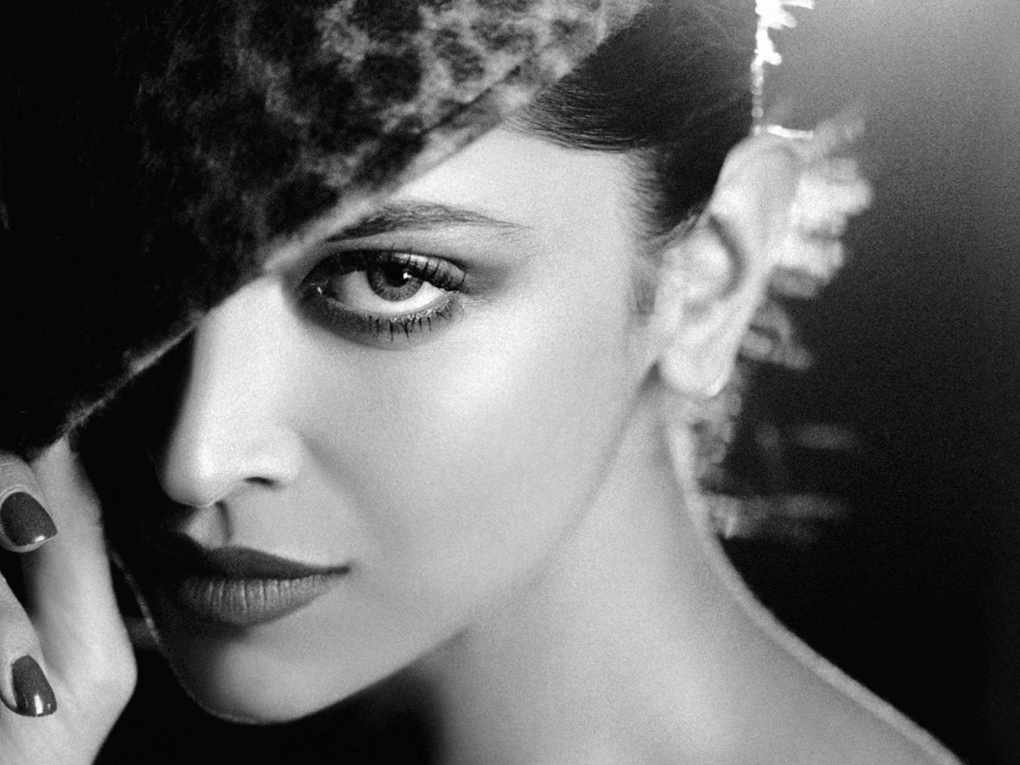 Deepika 桌布 壁紙 — 一個引人注目的黑白女性肖像，豹紋帽子下露出一隻眼睛，手放在臉附近。