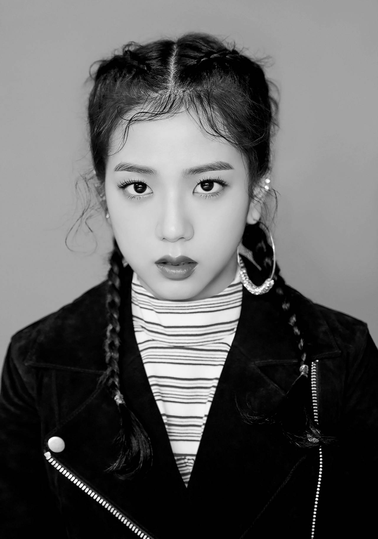 Jisoo Cute 桌布 壁紙 — 一個引人注目的黑白肖像，一位年輕女性編著辮子，穿著天鵝絨外套和大型耳環。