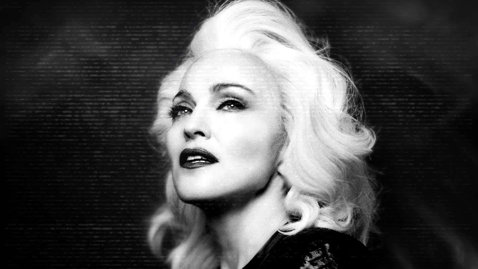 Madonna 桌布 壁紙 — 一個引人注目的黑白肖像，一位擁有豐盈金髮和大膽妝容的女性在紋理深色背景上向上凝視。