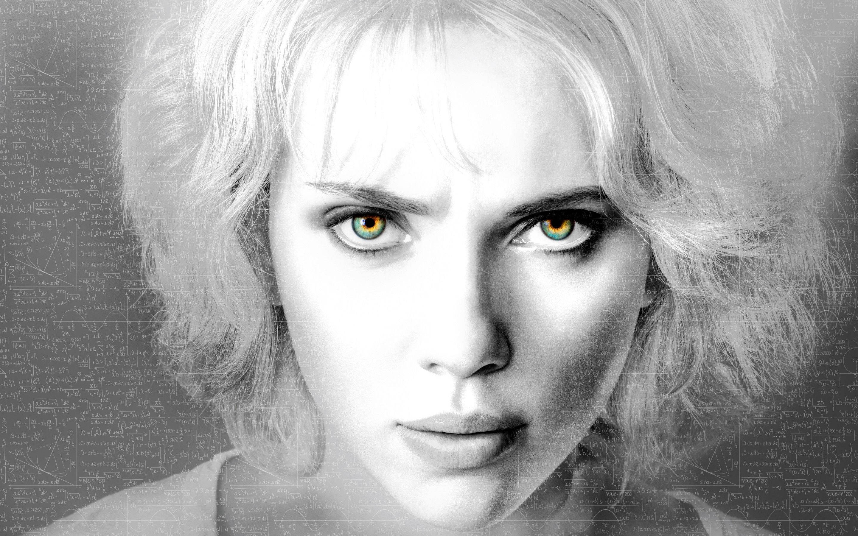 Scarlett 桌布 壁紙 — 一個引人注目的黑白肖像，一位擁有強烈綠色眼睛和凌亂金髮的女性，背景是數學方程式。