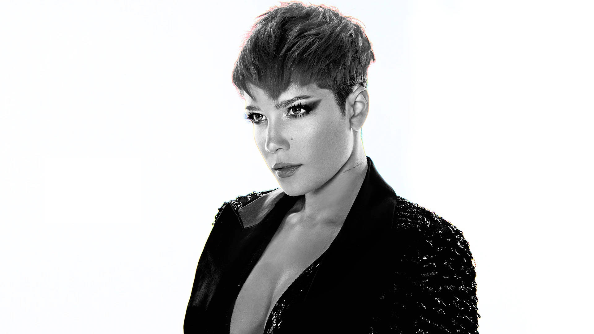 Halsey 桌布 壁紙 — 一個引人注目的黑白肖像，一位短髮、妝容大膽的女性，背景是純白色。