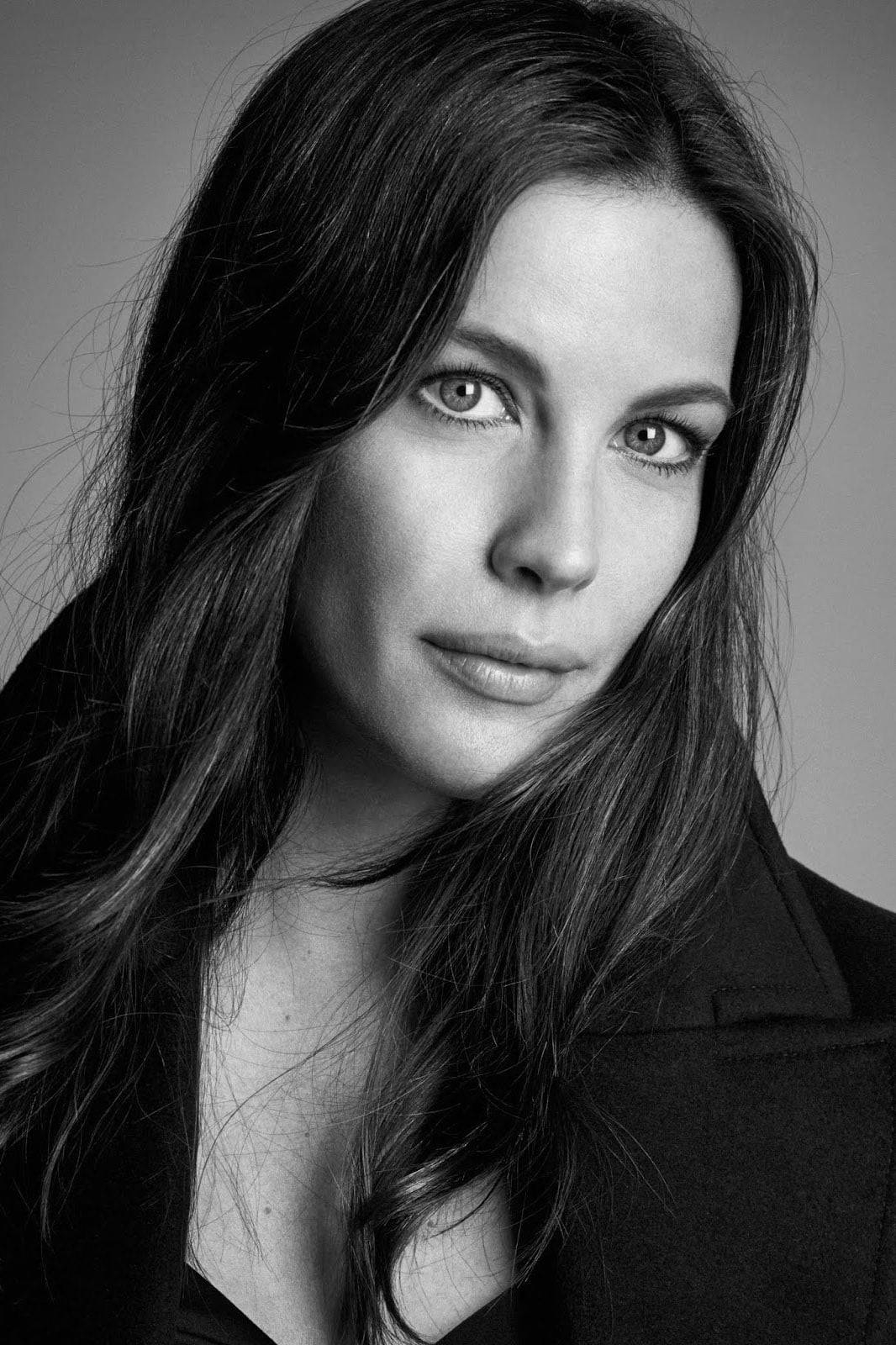 Liv Tyler 桌布 壁紙 — 一個引人注目的黑白肖像，一位長黑髮的女性以強烈的眼神直視鏡頭。
