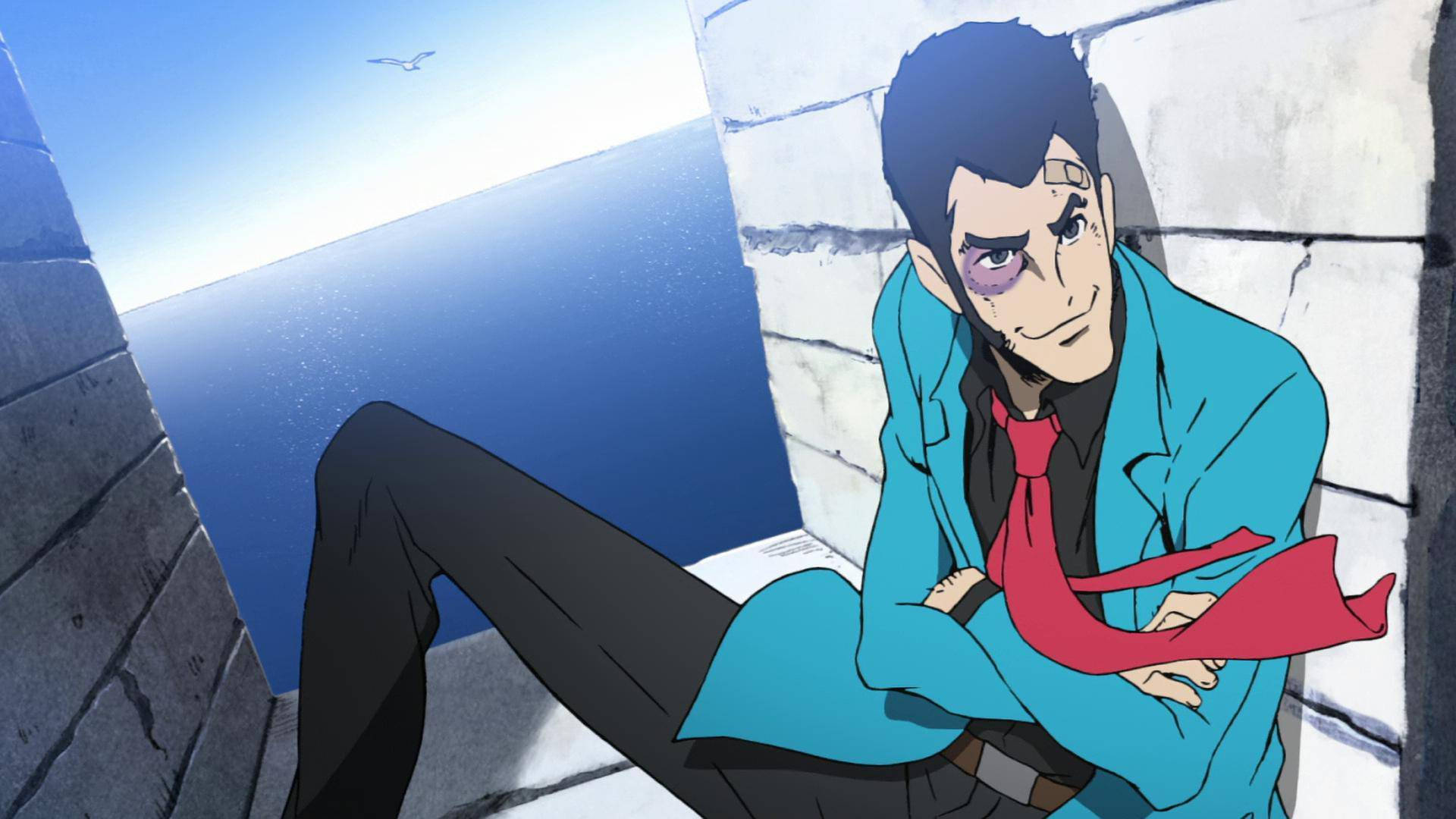 Lupin 桌布 壁紙 — 一個強壯的動漫男人，身穿藍綠色外套和紅色領帶，靠著石牆，俯瞰著晴朗天空下廣闊的藍色海洋。