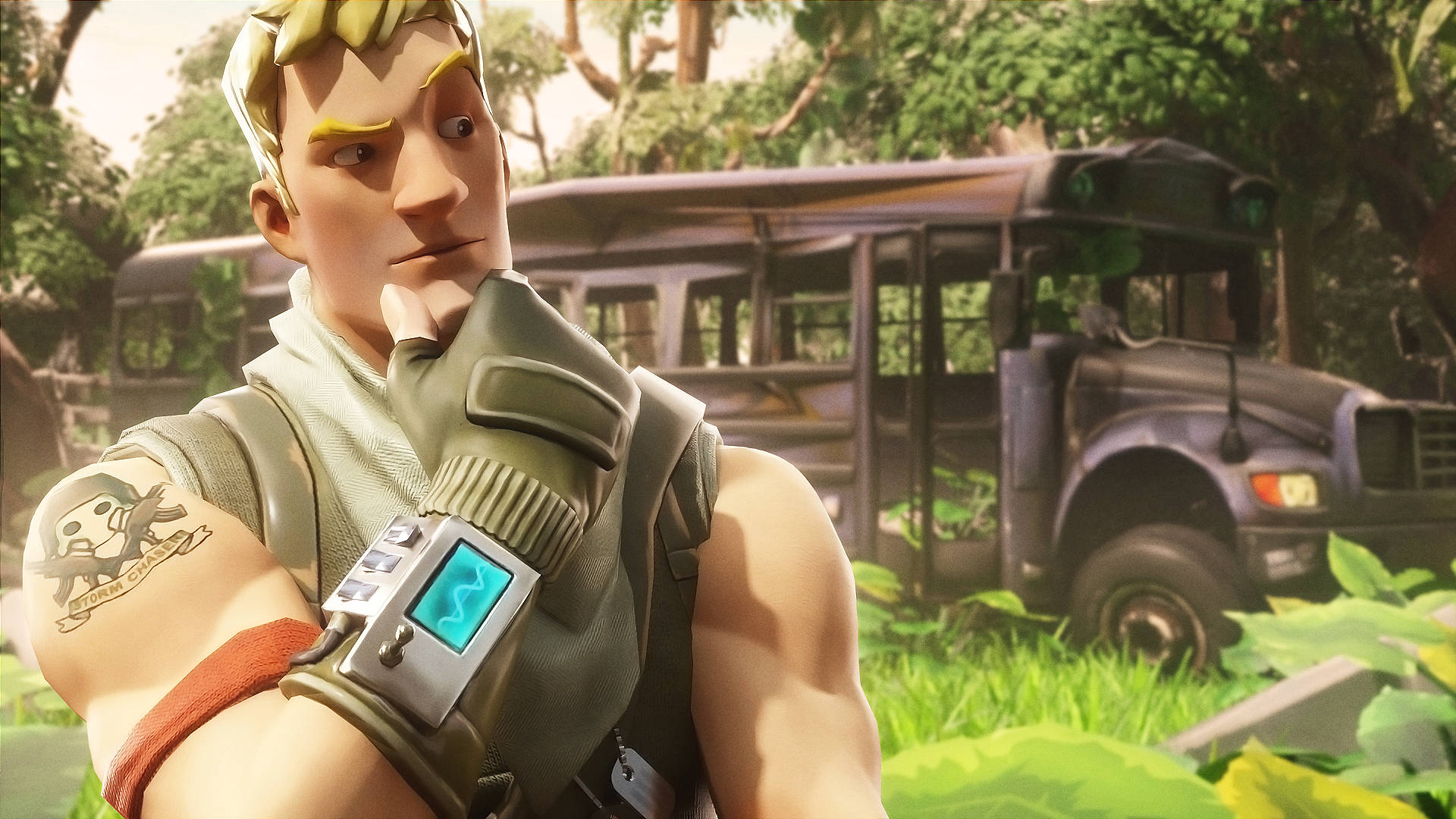 Fortnite 縮圖 桌布 壁紙 — 一個強壯的動畫角色，帶有骷髏紋身和手腕裝置，站在陽光明媚的叢林中，旁邊是一輛生鏽的校車。