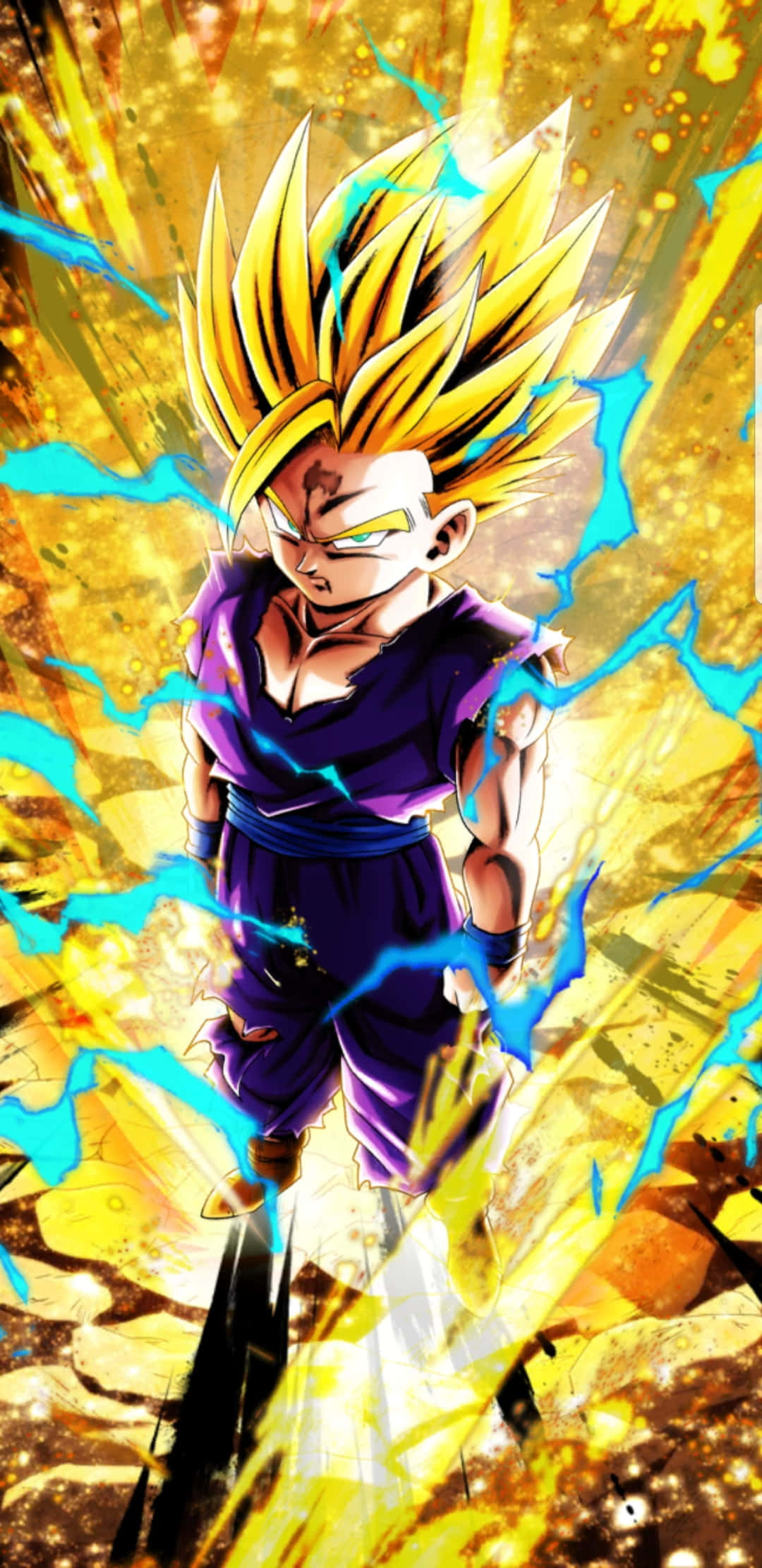 Dragon Ball Legends 桌布 壁紙 — 一個強大的動漫角色，擁有尖刺的金色頭髮和紫色道服，在熾熱的金色背景中散發出藍色閃電。