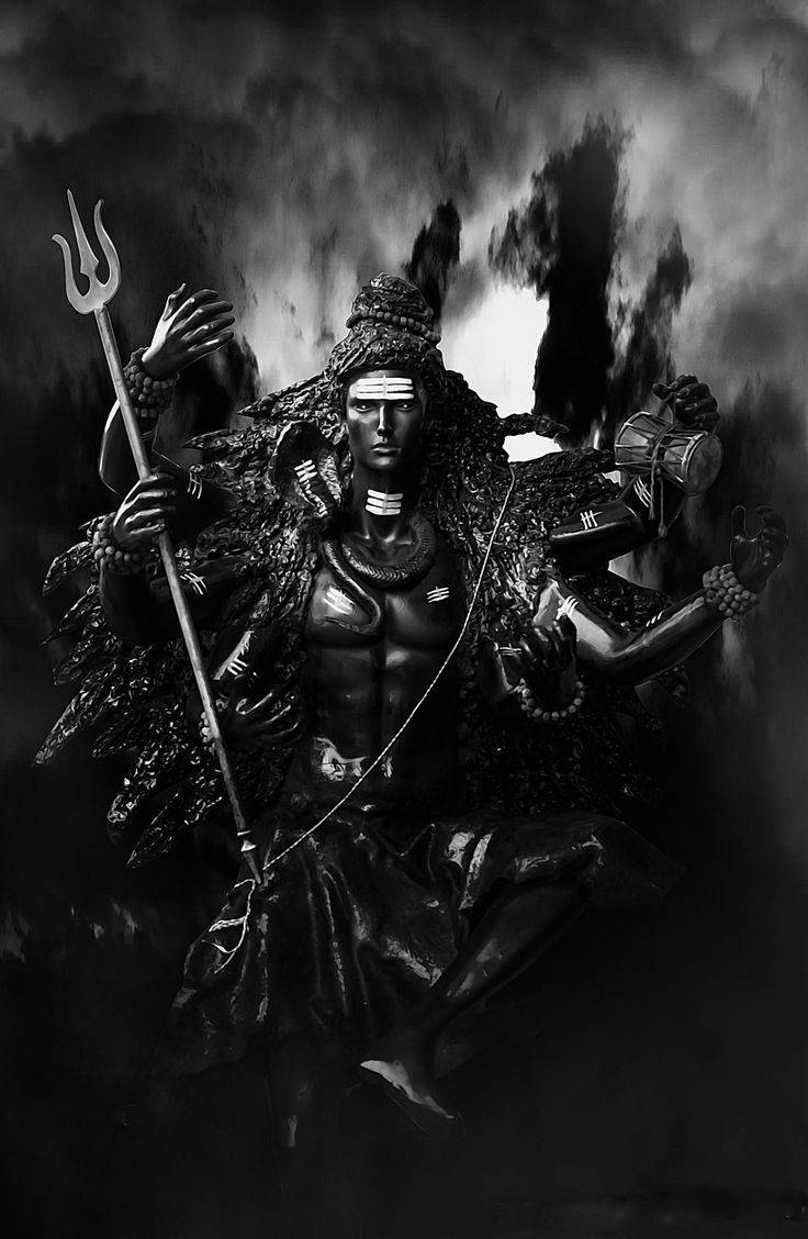 一個黑暗的單色雕像，描繪多臂神祇手持三叉戟和鼓。 — 烏賈因 馬哈卡爾 壁紙