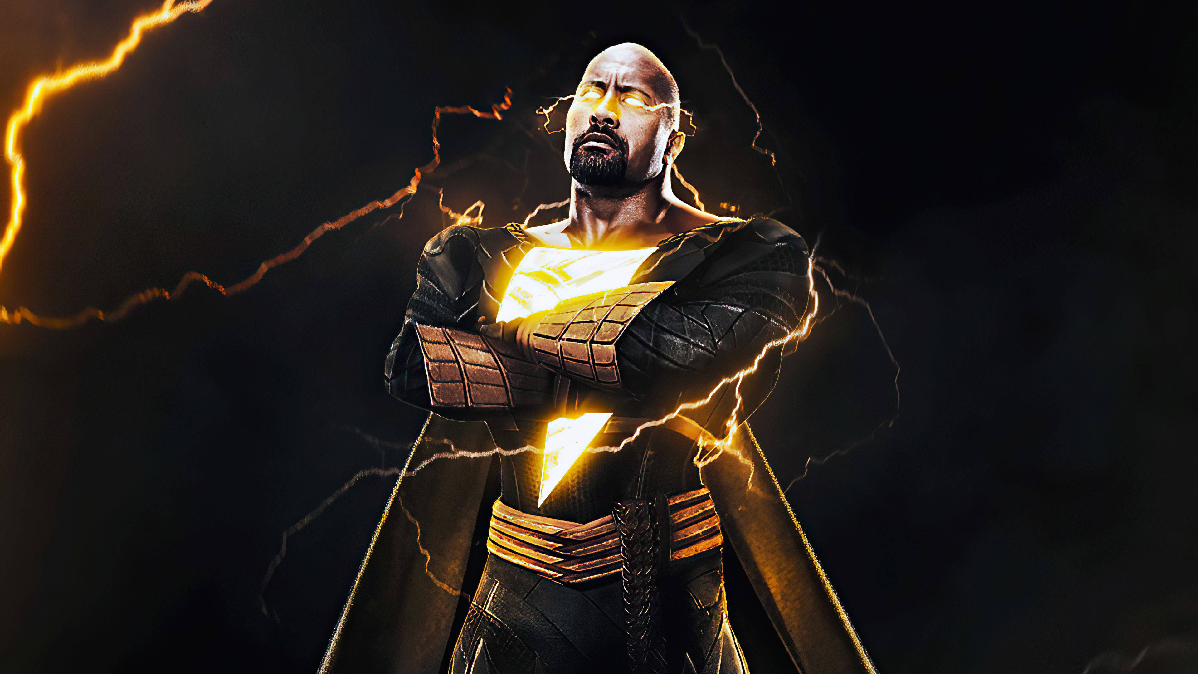 Dwayne Johnson 桌布 壁紙 — 一個強大的超級英雄，發光的金色閃電在他裝甲的身體周圍噼啪作響，背景是黑暗的暴風雨。