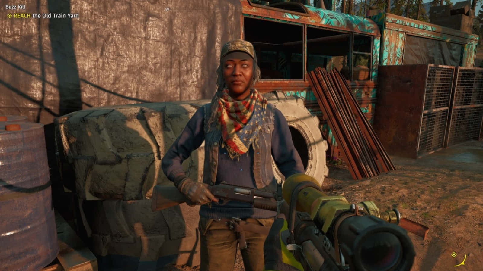 Far Cry New Dawn 桌布 壁紙 — 一個強悍的倖存者在陽光明媚的垃圾場，在生鏽的巴士附近拿著步槍和火箭發射器。