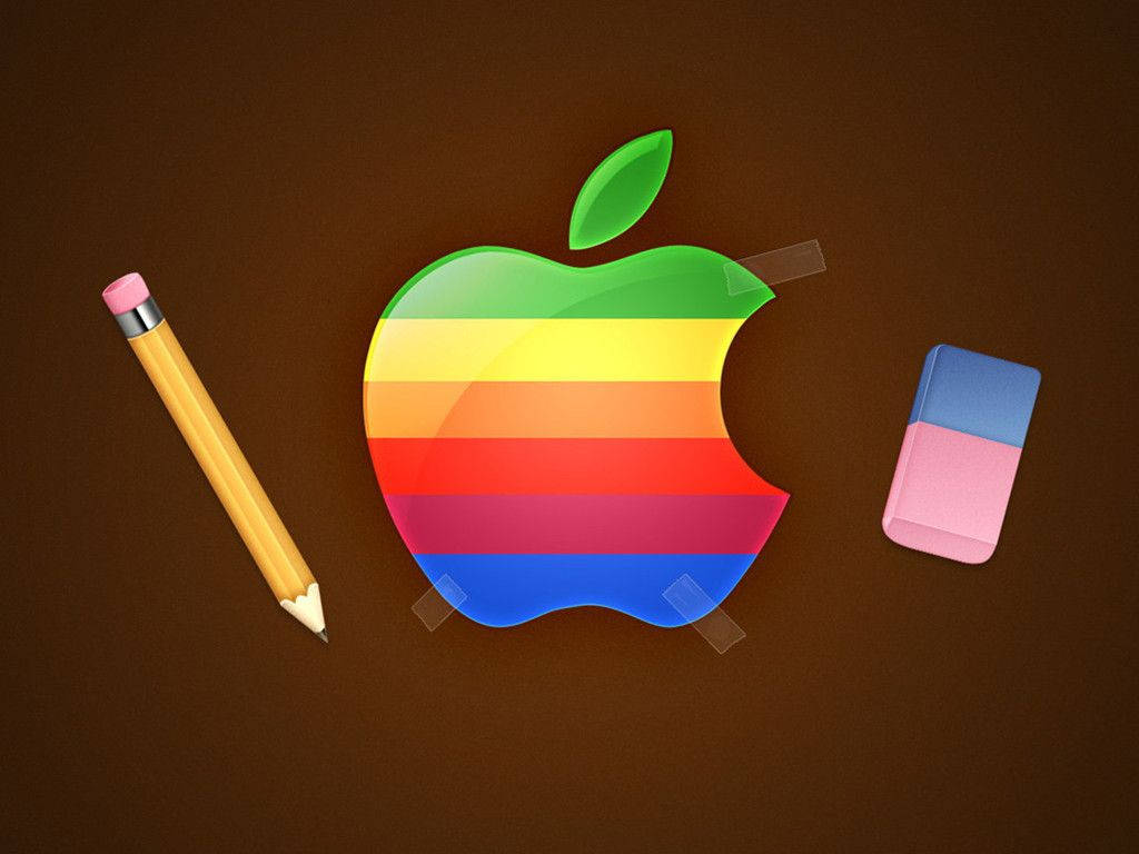 學校 桌布 壁紙 — 一個彩虹條紋的Apple標誌貼在棕色表面上，旁邊有一支黃色鉛筆和粉藍色橡皮擦。