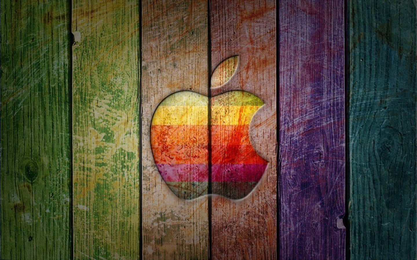Best Apple 桌布 壁紙 — 一個彩虹色的Apple標誌，刻在經風化的木板上，帶有鮮豔的油漆條紋。