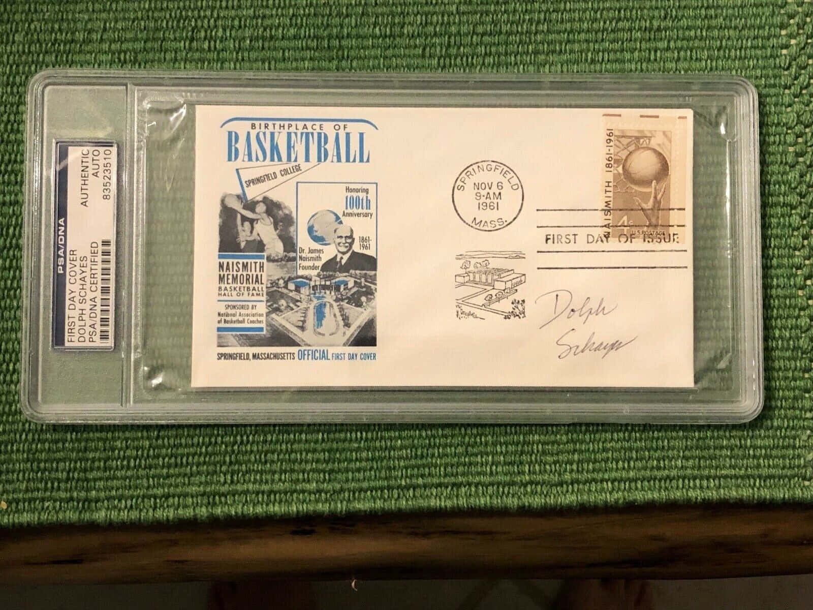 簽名1961年籃球首日封，PSA/DNA封裝盒，綠色布料上。 — NBA 壁紙