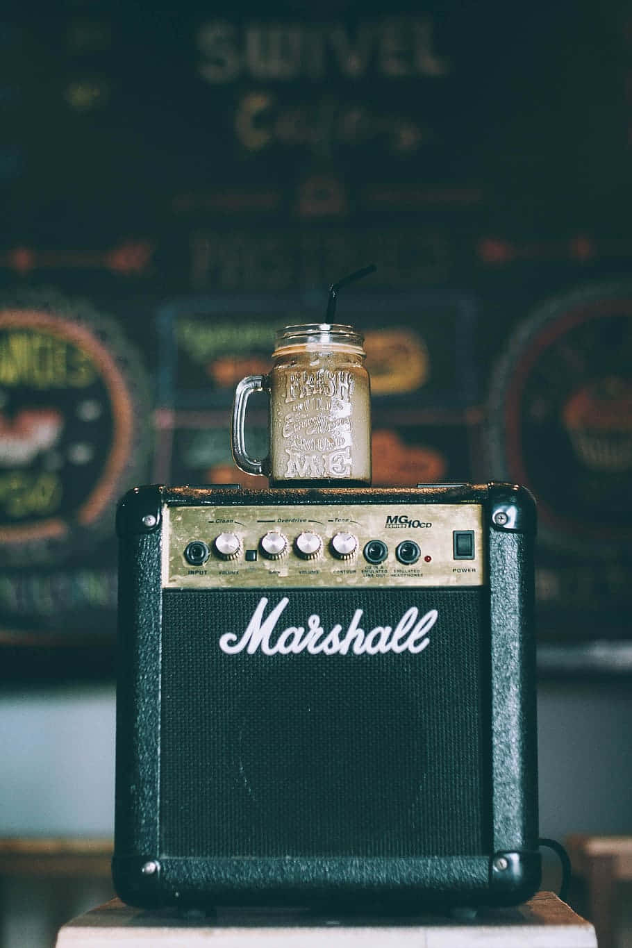 Marshall 桌布 壁紙 — 一個復古Marshall吉他音箱，頂部放著一杯冰涼奶昔在玻璃罐中，背景是黑板牆。