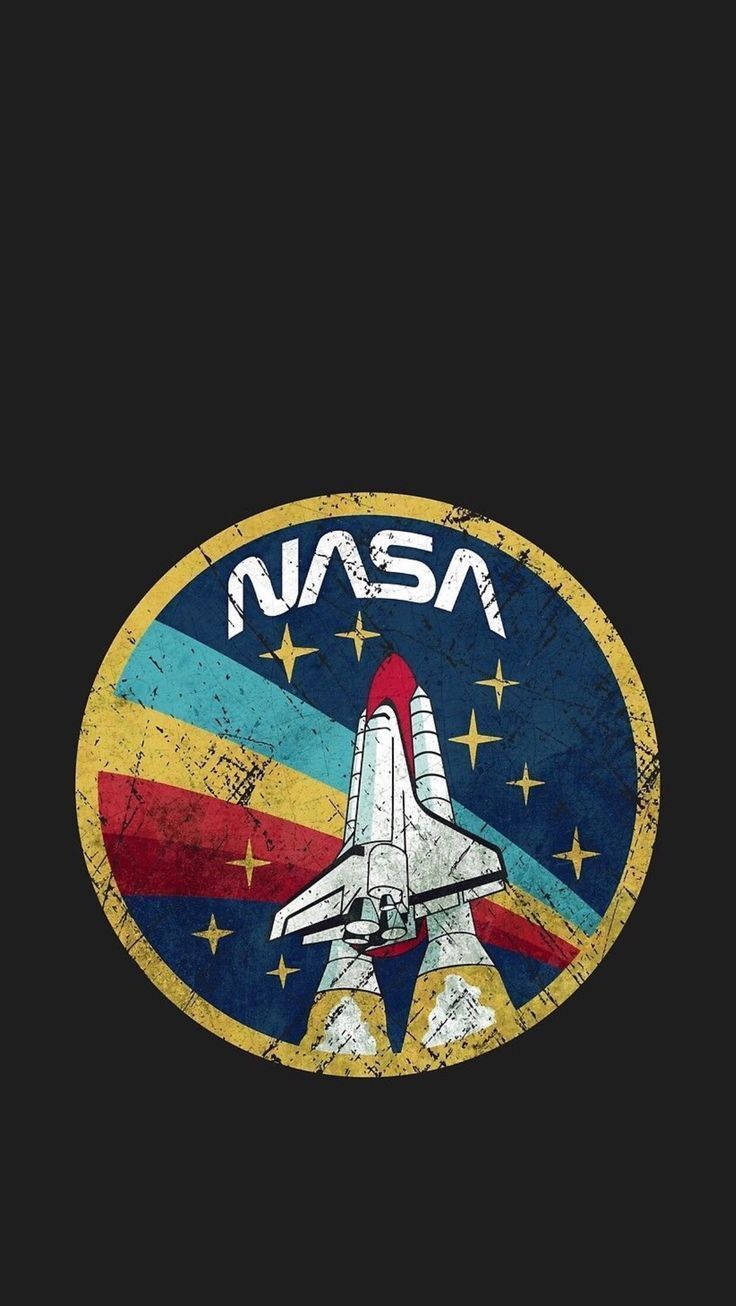 Logo 桌布 壁紙 — 一個復古NASA太空梭標誌，背景為黑色，帶有星星和彩虹條紋。