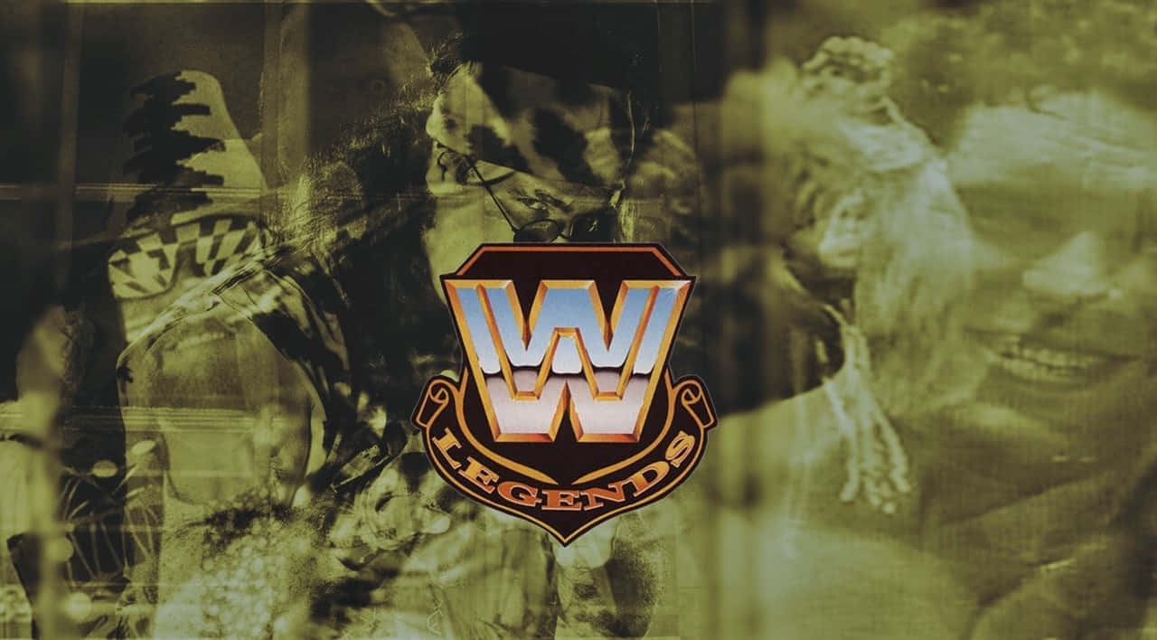 WWE 桌布 壁紙 — 一個復古WWE Legends標誌，居中放置在一個以懷舊棕色調呈現、包含多位摔角偶像動態姿勢的拼貼畫之上。