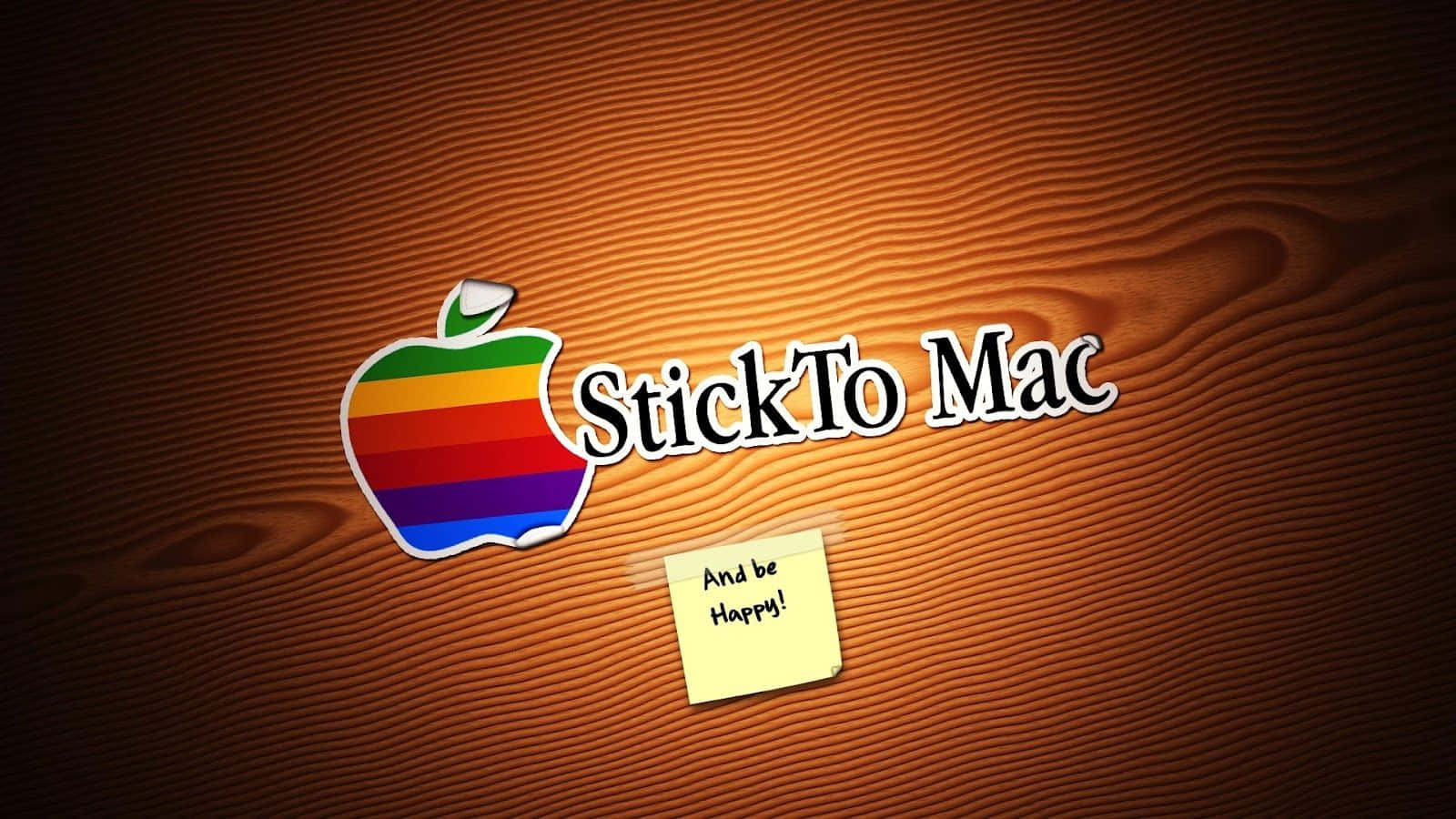 Mac 桌布 壁紙 — 一個復古彩虹Apple標誌和「StickTo Mac」文字放在溫暖的木質表面上，附有一張黃色便利貼寫著「And be Happy!」
