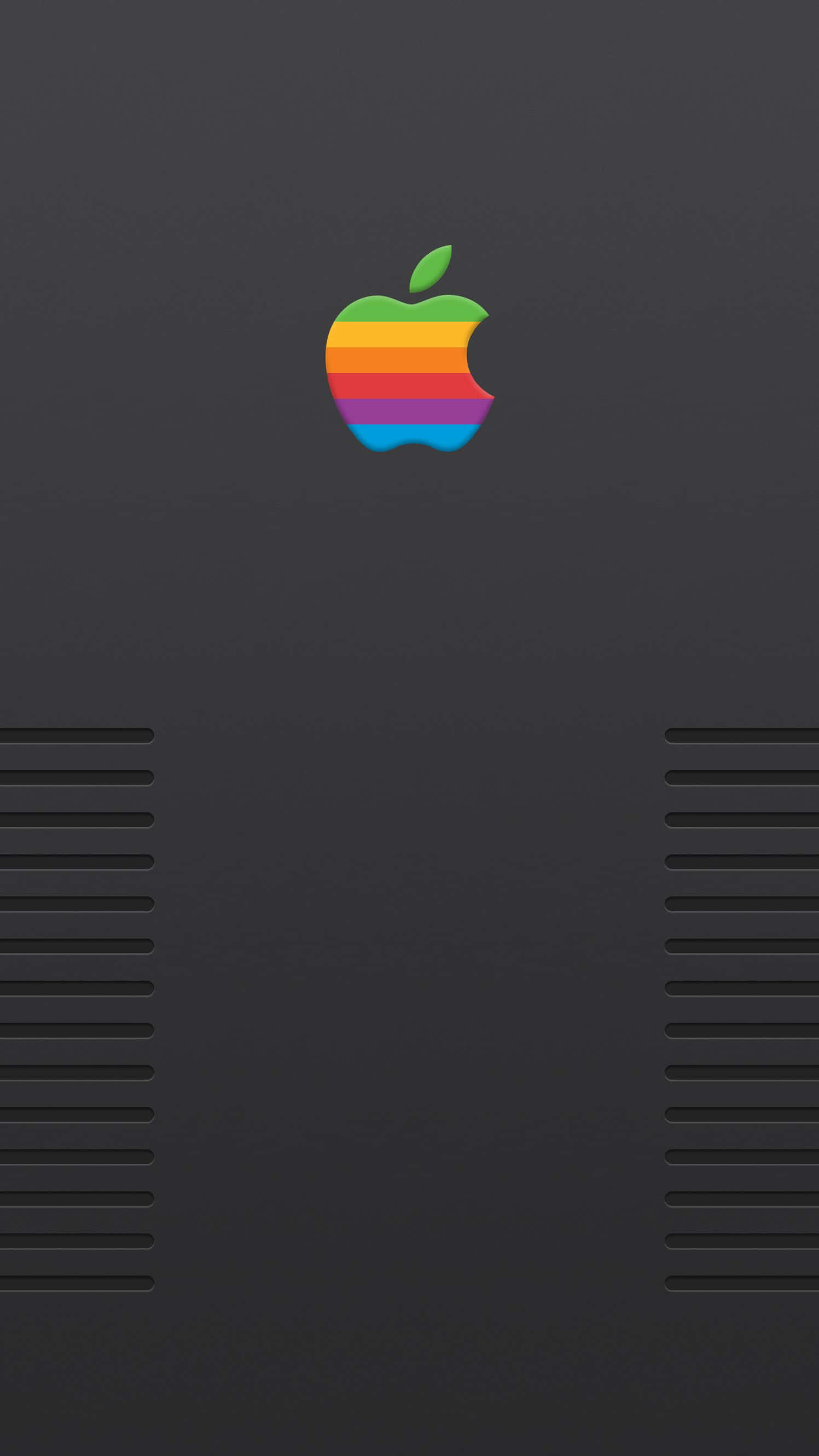 Retro iPhone 桌布 壁紙 — 一個復古彩虹Apple標誌居中在深灰色電腦機殼上，帶有對稱的通風條。