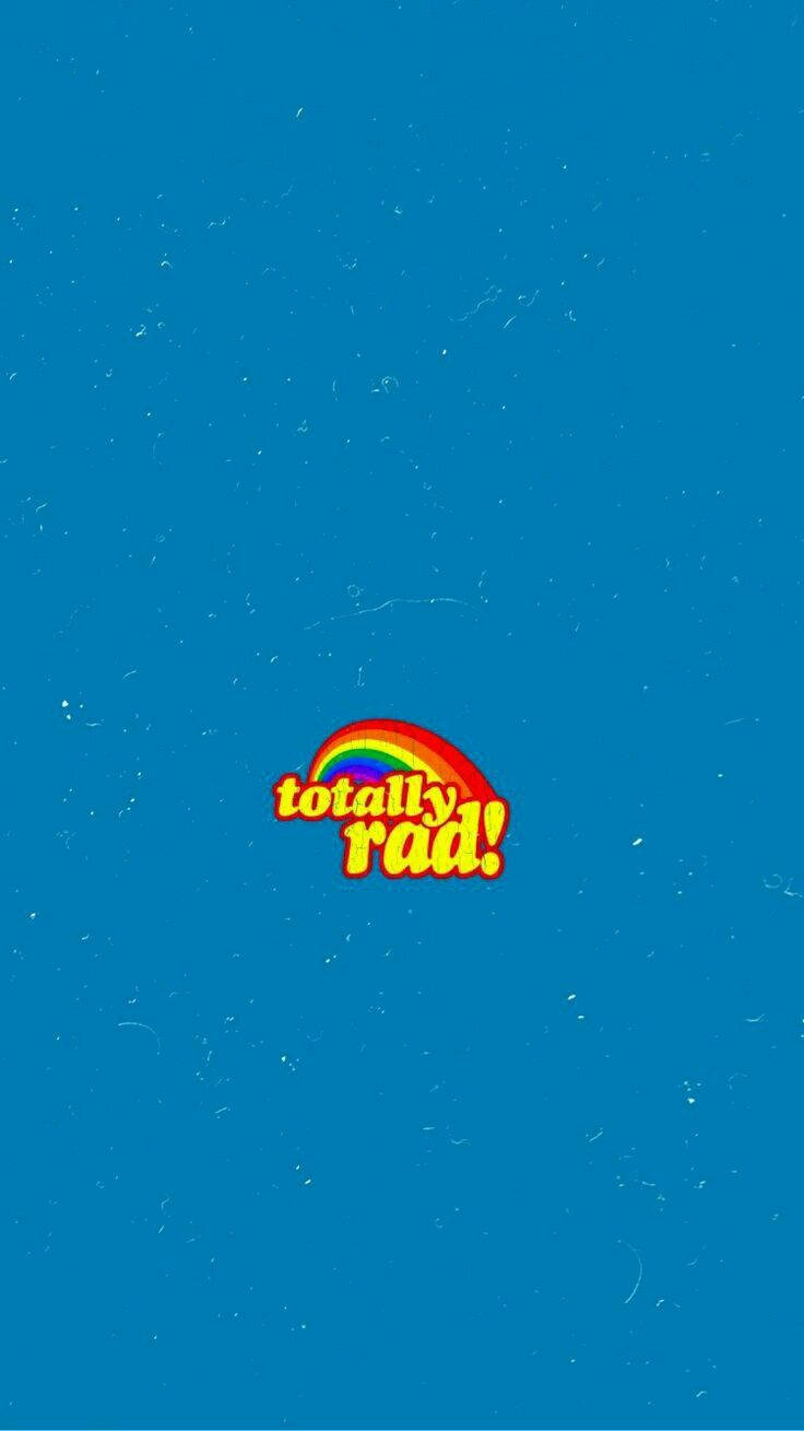 復古美學 iPhone 桌布 壁紙 — 一個復古彩虹標誌，中央帶有「totally rad!」文字，置於有紋理的藍色背景上。