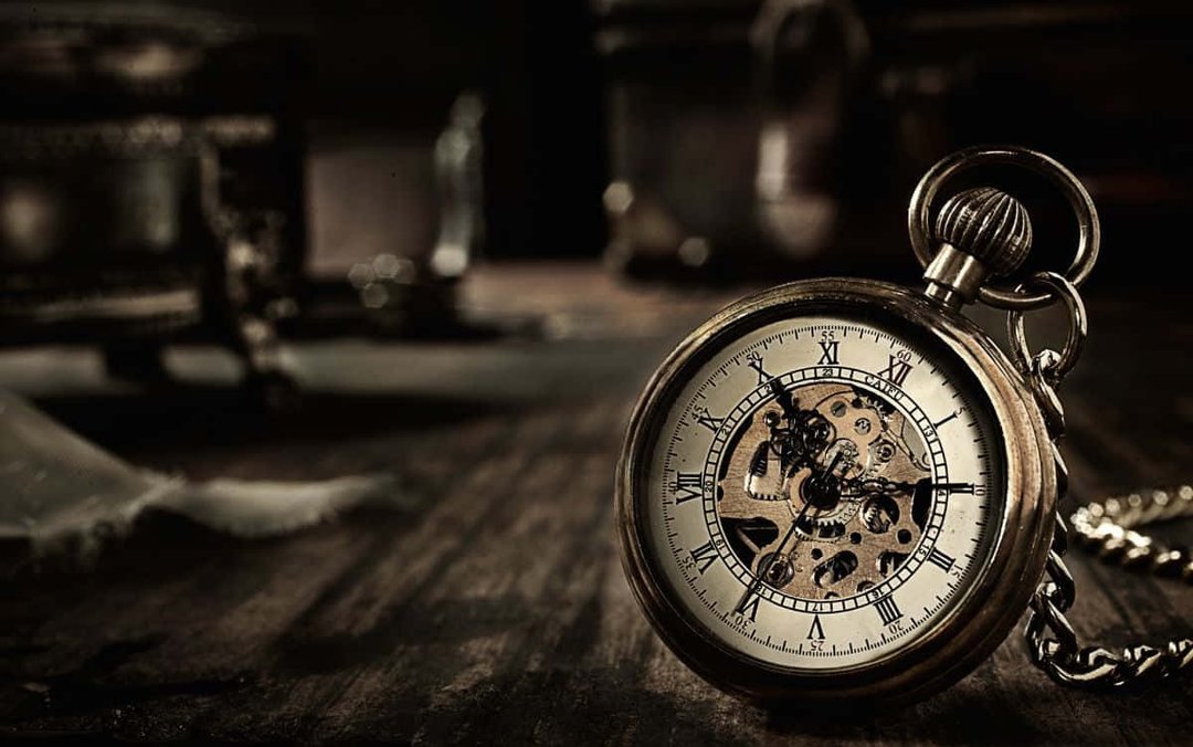 Time 桌布 壁紙 — 一個復古懷錶，露出齒輪，放在溫暖的深色木質表面上，呈現懷舊的棕褐色調。