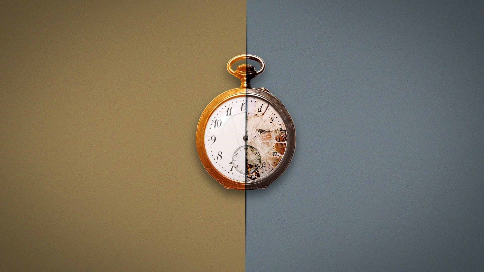 Clock 桌布 壁紙 — 一個復古懷錶從中間一分為二，左側完好無損，右側生鏽破損，背景為柔和的米色和藍色。