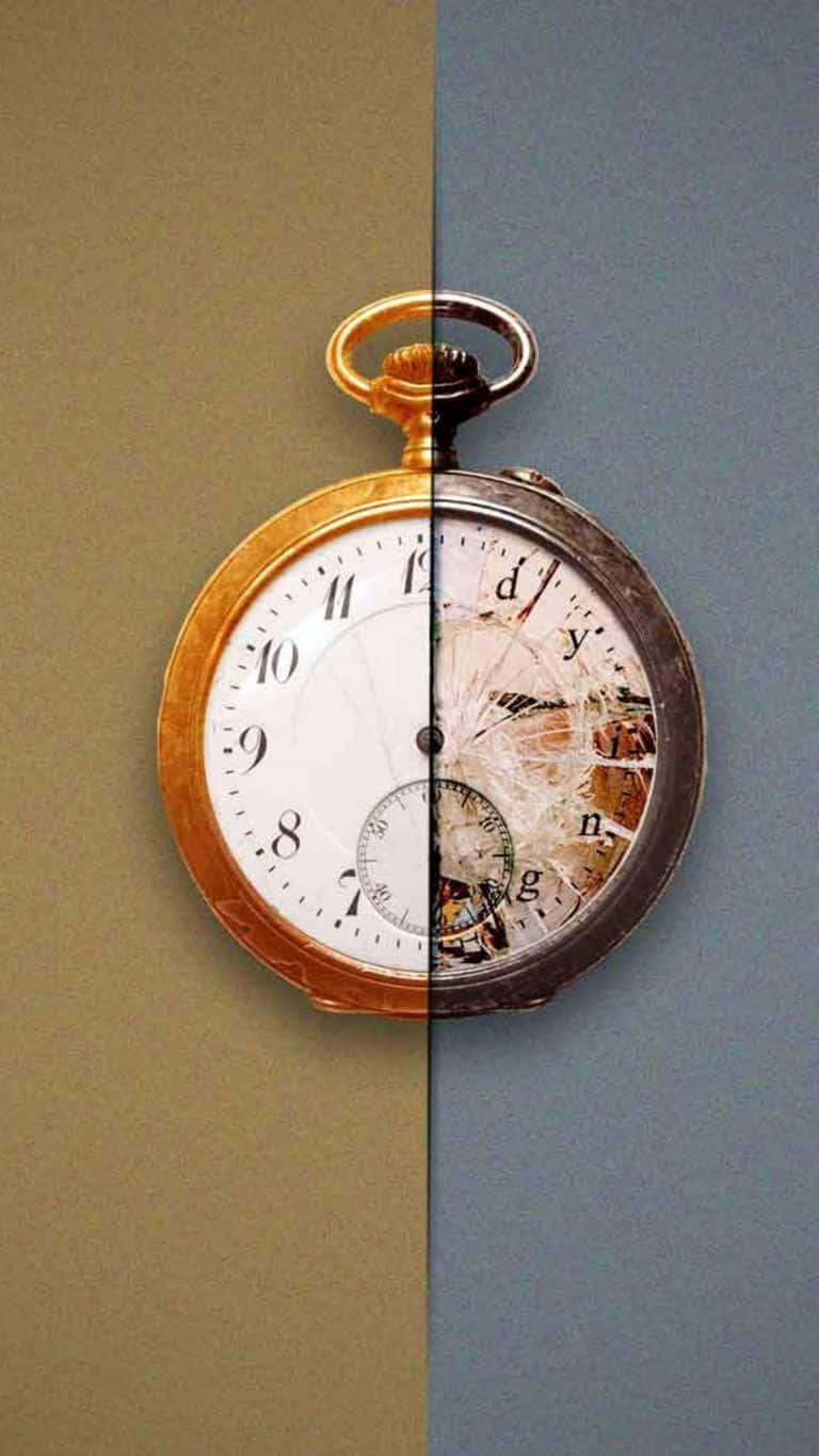 Clock 桌布 壁紙 — 一個復古懷錶從中間裂開，顯示完好無損的錶面和破碎的玻璃，露出內部齒輪。