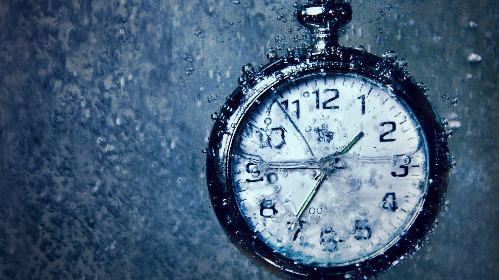 Clock 桌布 壁紙 — 一個復古懷錶浸在水中，氣泡從其破裂的玻璃表面升起。