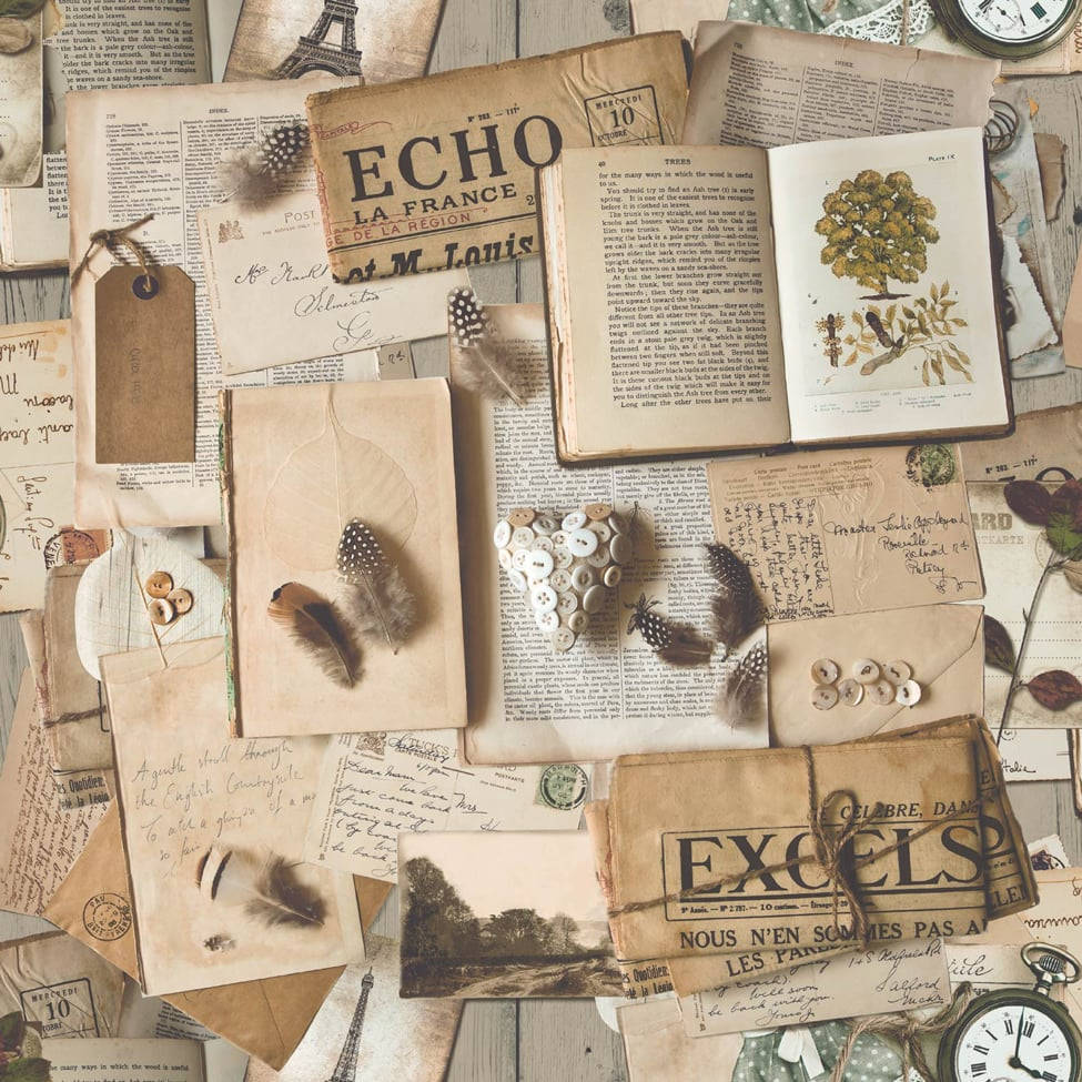 Cool Vintage 桌布 壁紙 — 一個復古拼貼，由舊紙張、羽毛、鈕扣和舊書本組成，排列在木質表面上，帶有溫暖的懷舊色調。