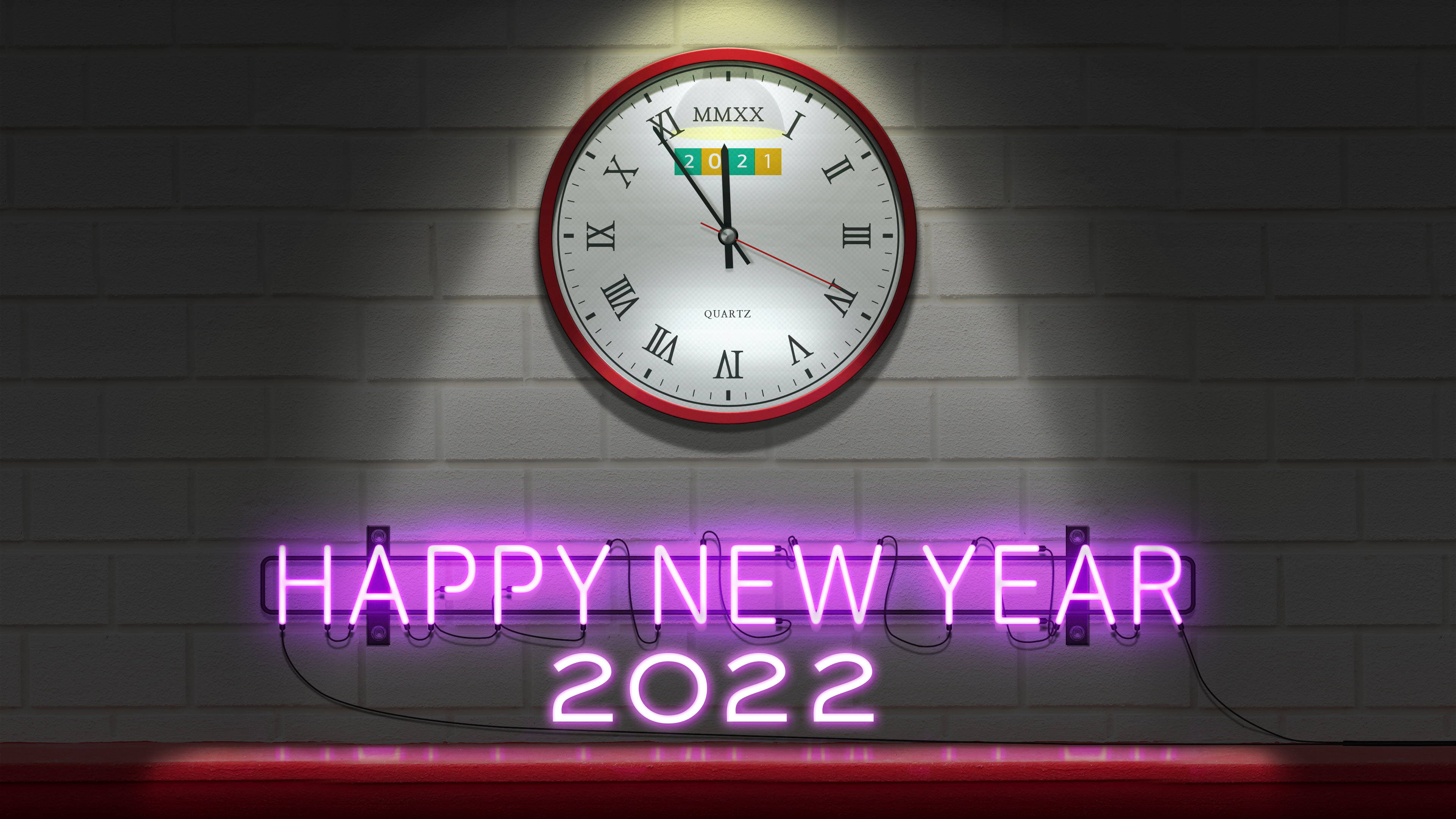 Happy New Year 2022 桌布 壁紙 — 一個復古時鐘顯示2021年過渡到2022年，在聚光燈下，上方有一個發光的紫色霓虹燈標誌。