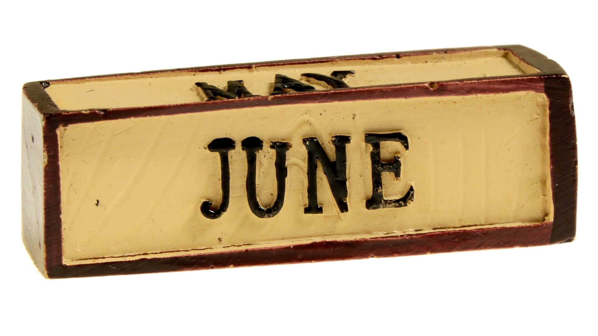June 桌布 壁紙 — 一個復古木塊，上面有粗體黑色字母 'JUNE'，上方隱約可見 'MAY'，背景為奶油色。