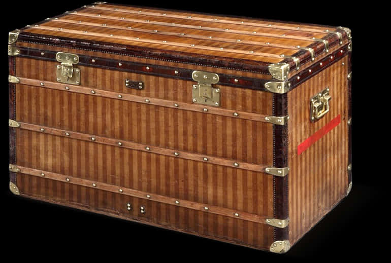 Louis Vuitton Pattern 桌布 壁紙 — 一個復古木箱，帶有黃銅五金件和紅色條紋，背景為黑色。