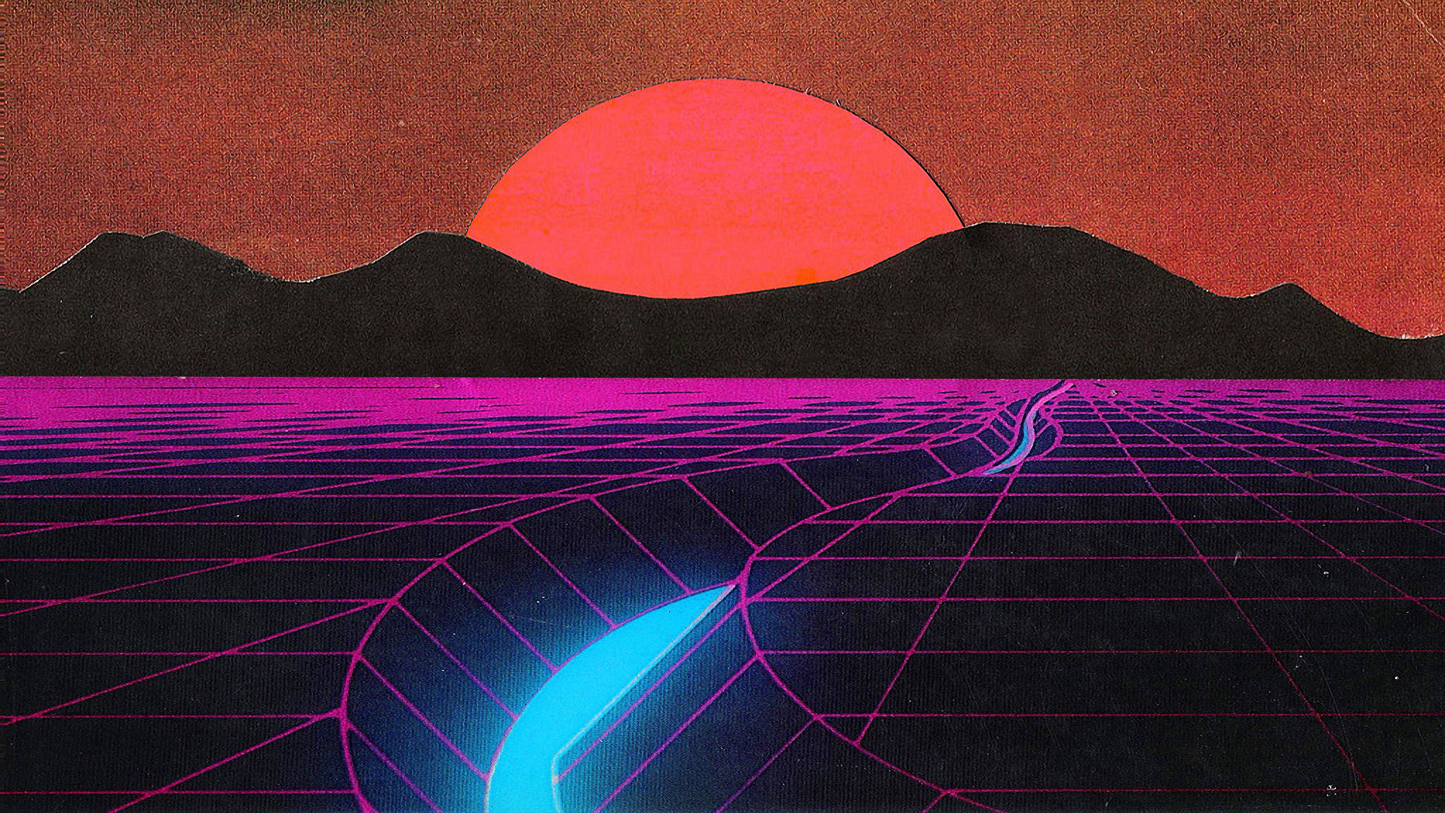 Synthwave 桌布 壁紙 — 一個復古未來主義的日落，發光的橙色太陽在黑色山脈之上，一條霓虹紫色網格道路通向地平線。