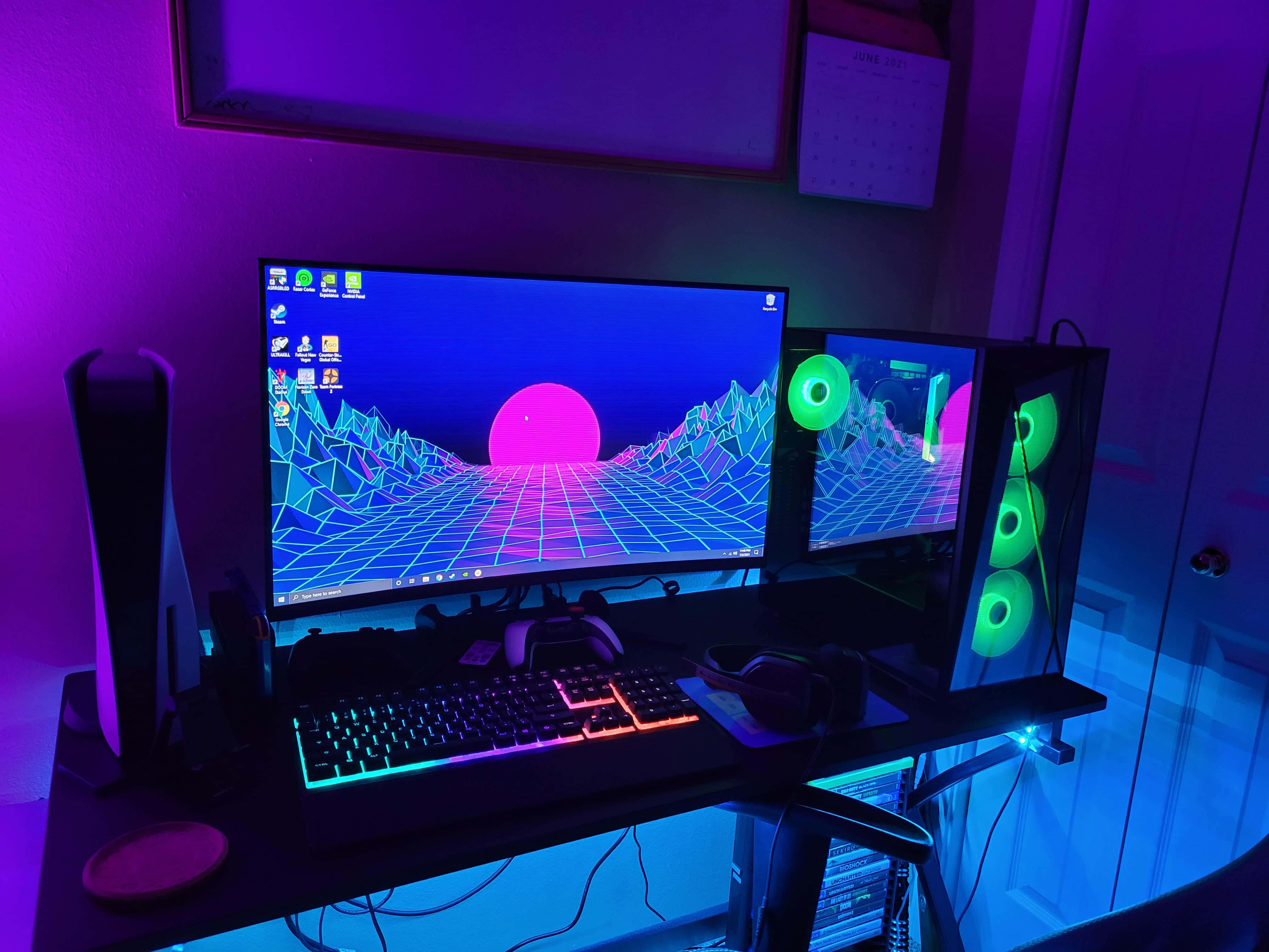 Gaming Pc Setup 桌布 壁紙 — 一個復古未來主義的遊戲設置，帶有發光的霓虹燈和顯示器上充滿活力的80年代風格數位景觀。