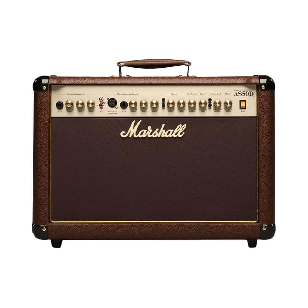 Marshall 桌布 壁紙 — 一個復古棕色Marshall AS50D原聲吉他擴大機，帶有金色旋鈕和奶油色控制面板，背景為白色。