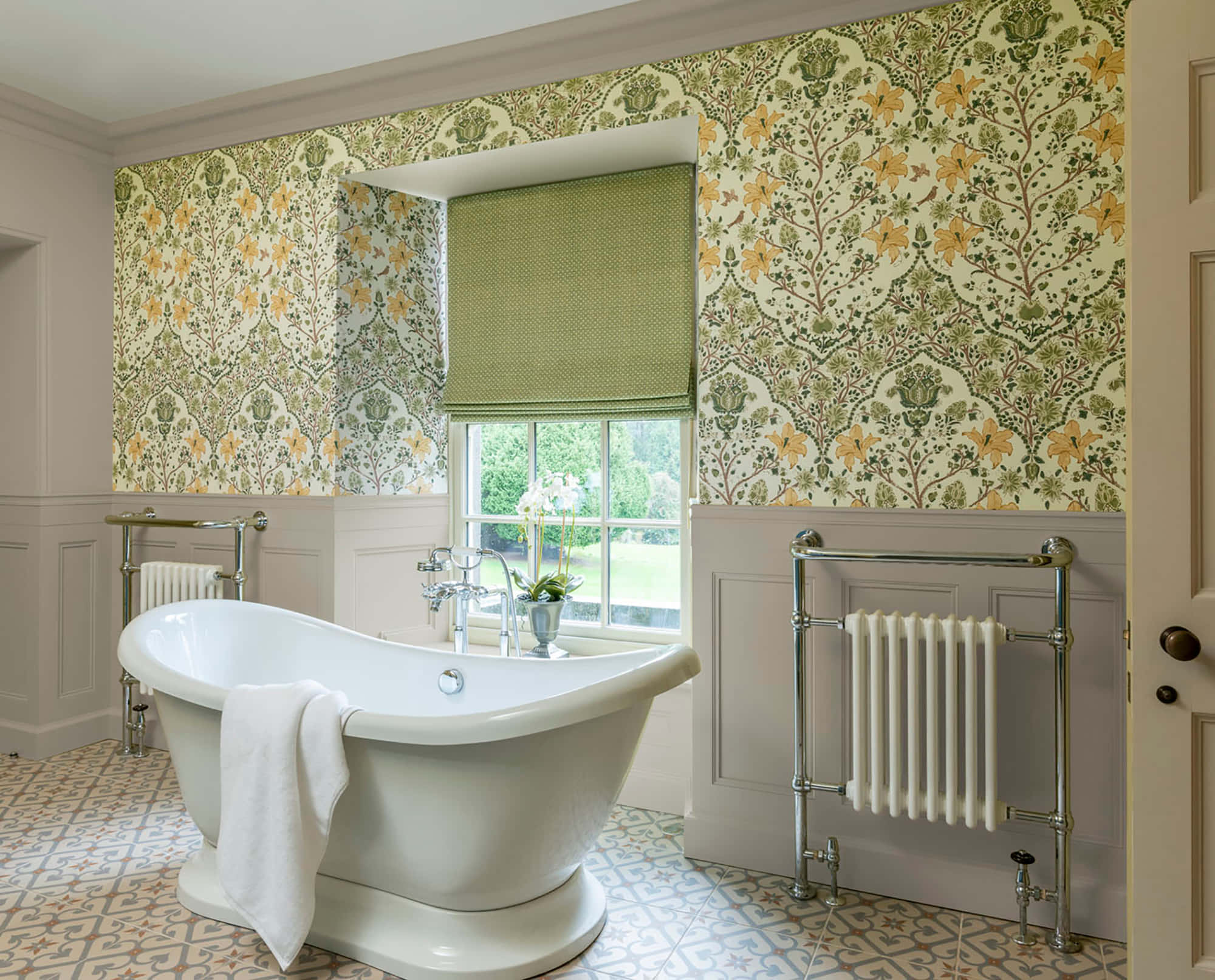 Bathroom Decor 桌布 壁紙 — 一個復古爪足浴缸放置在優雅的浴室中，配有花卉壁紙和圖案瓷磚。