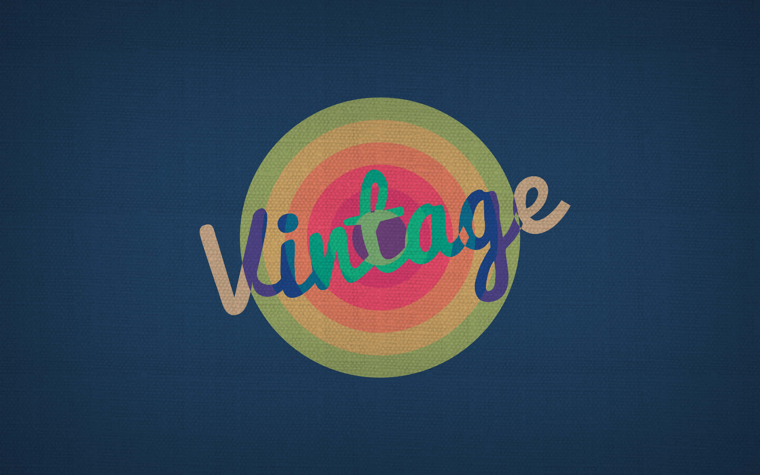 Minimalist Retro 桌布 壁紙 — 一個復古的「Vintage」標誌，由彩色同心圓組成，襯以有紋理的深藍色背景。