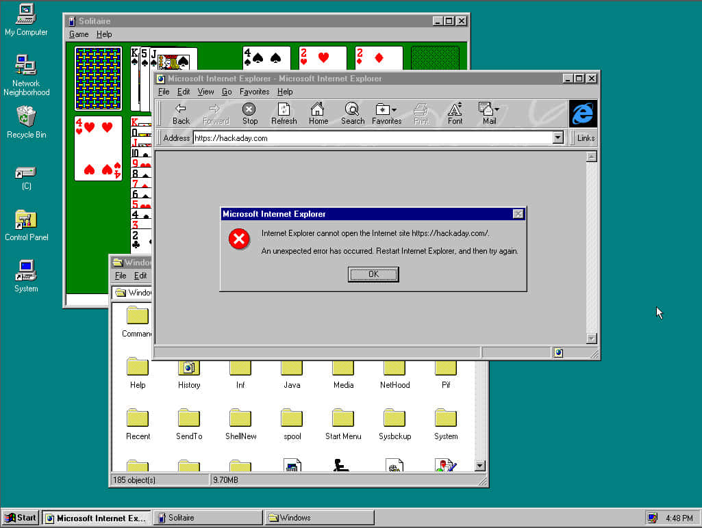 Windows 95 動態圖 桌布 壁紙 — 一個復古的 Windows 98 桌面顯示 Internet Explorer 在背景執行接龍遊戲時崩潰並出現錯誤。