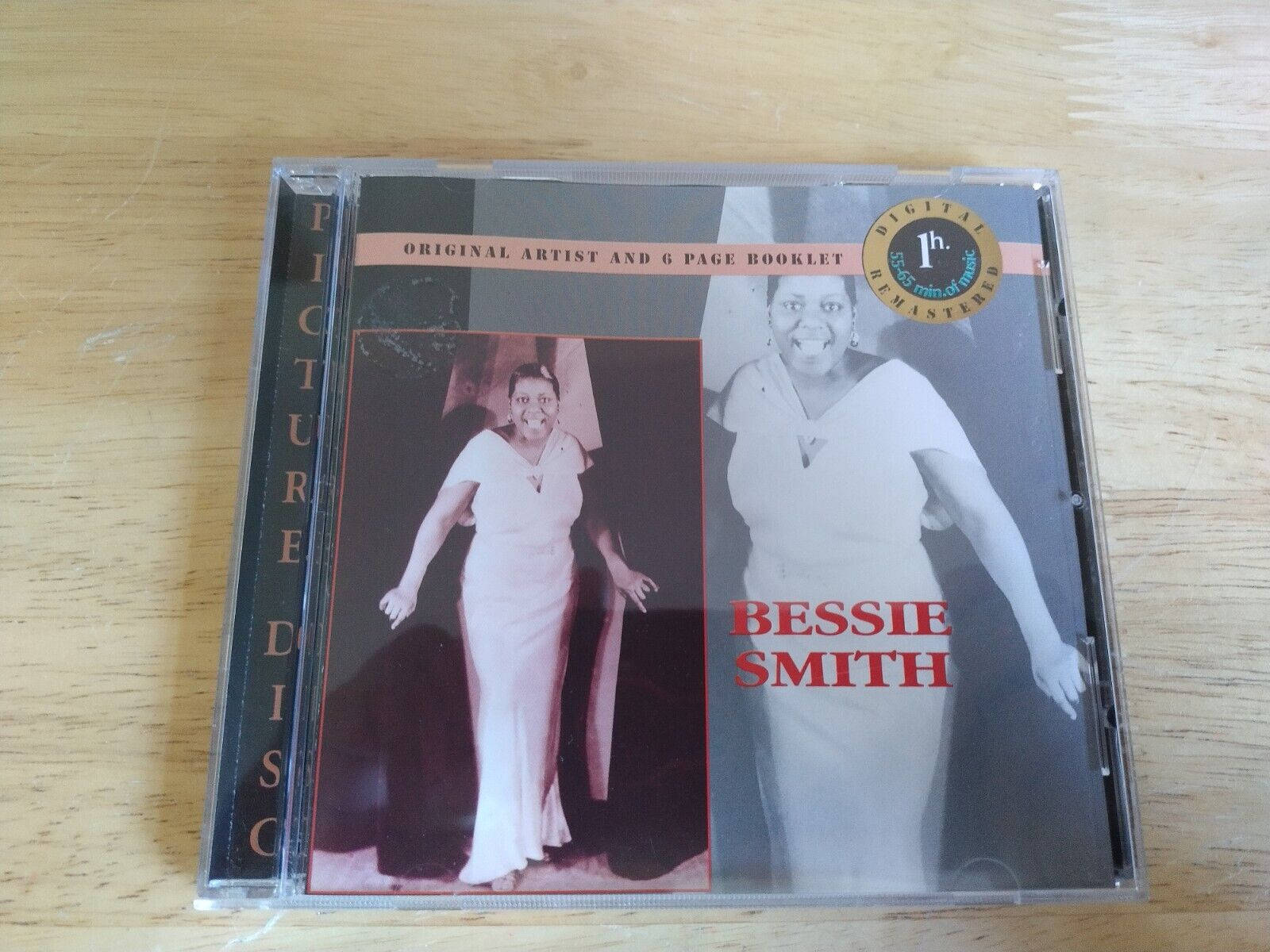 Retro 桌布 壁紙 — 一個復古的Bessie Smith圖案光碟CD盒放在淺色木質表面上，展示了歌手兩張棕褐色調的肖像。