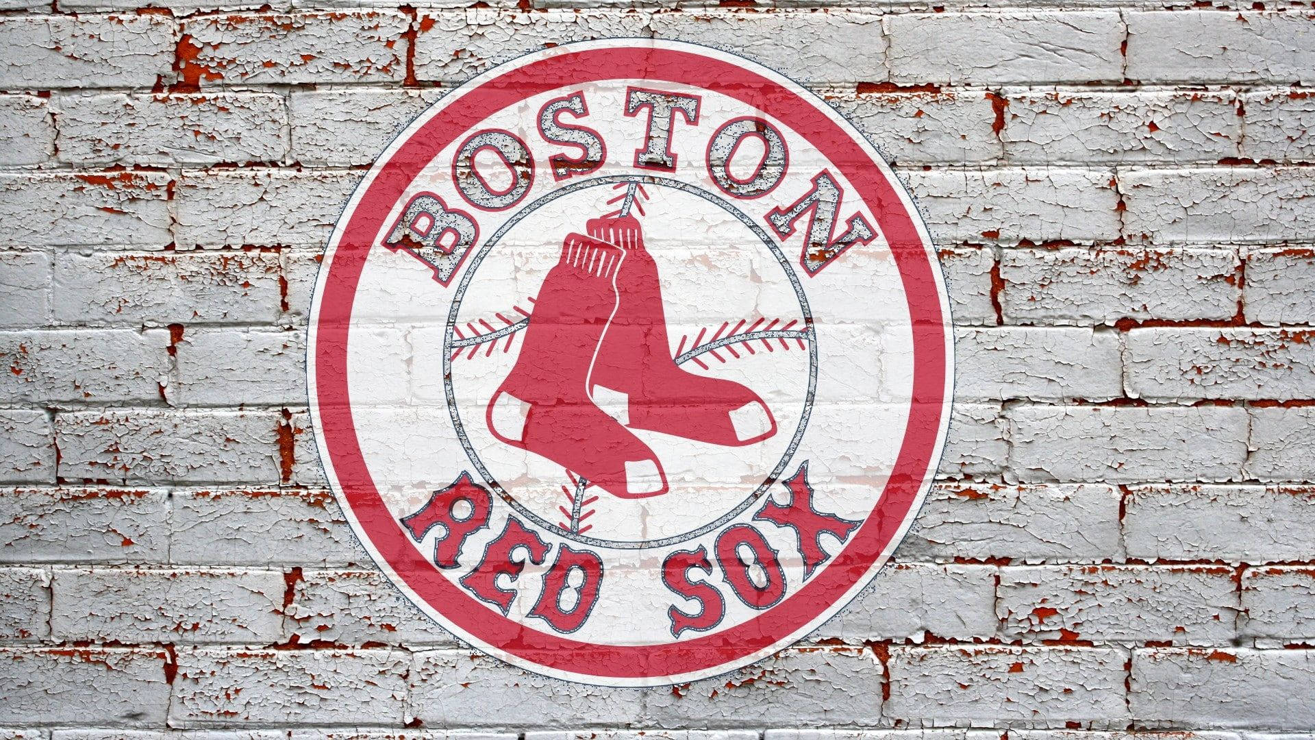 Boston Red Sox 桌布 壁紙 — 一個復古的波士頓紅襪標誌，以紅色和白色繪製在風化的磚牆上，油漆剝落。