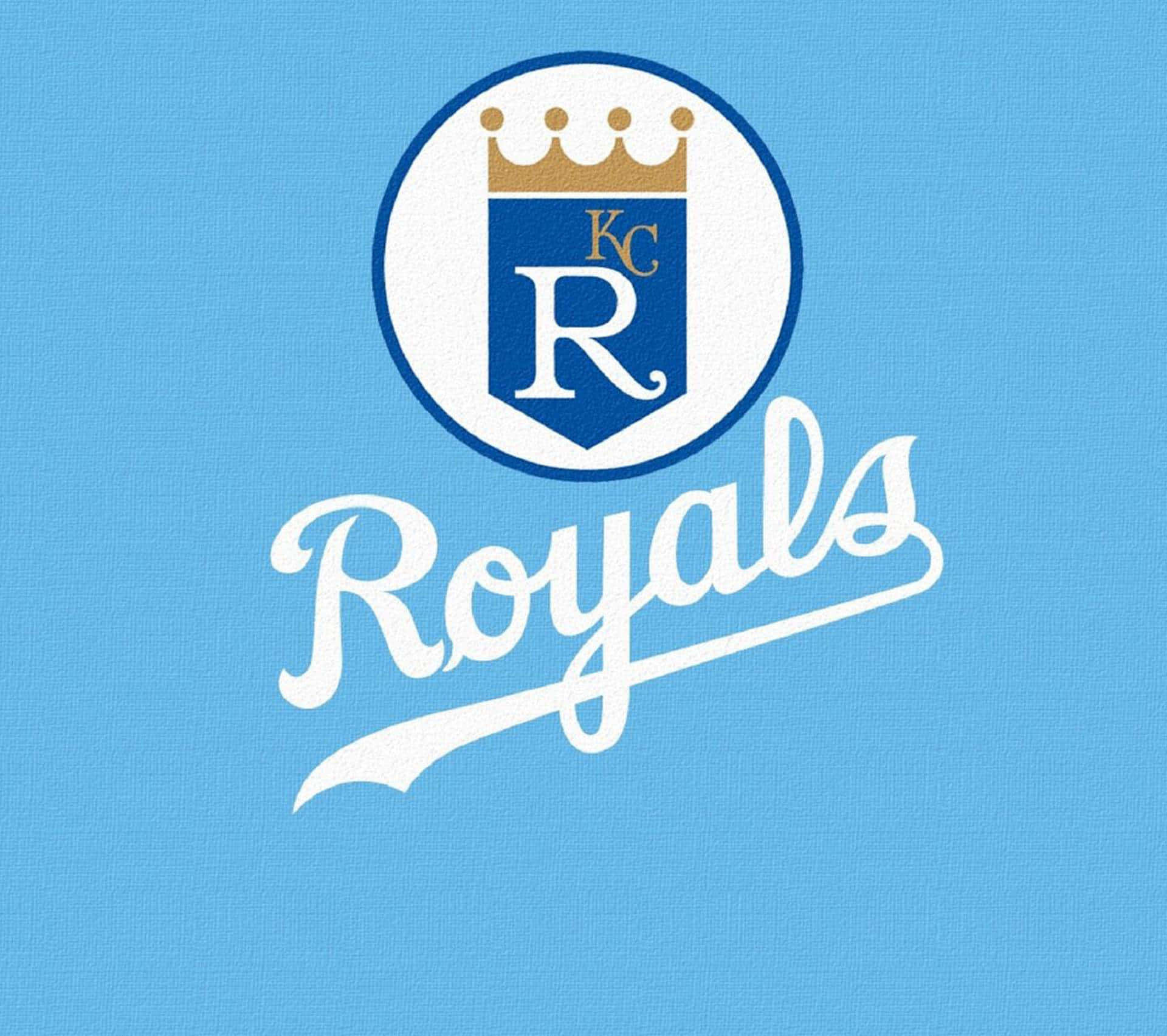 Kc Royals 桌布 壁紙 — 一個復古的皇家隊標誌，帶有皇冠和手寫文字，背景為有紋理的淺藍色布料。