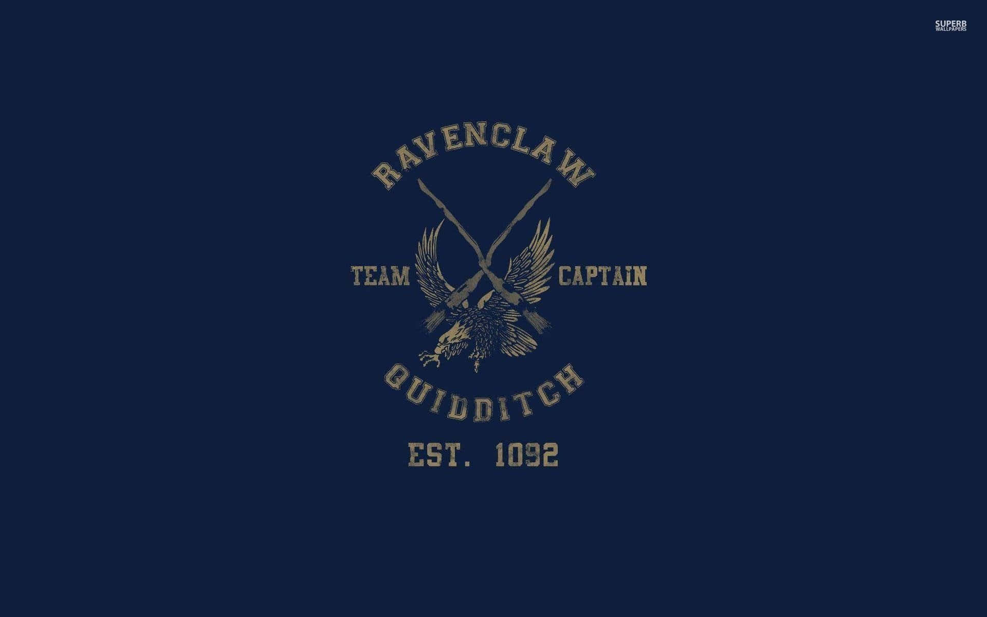 Harry Potter Ravenclaw 桌布 壁紙 — 一個復古的雷文克勞魁地奇球隊徽章，上有帶翼的鷹和交叉的掃帚，背景為深藍色。
