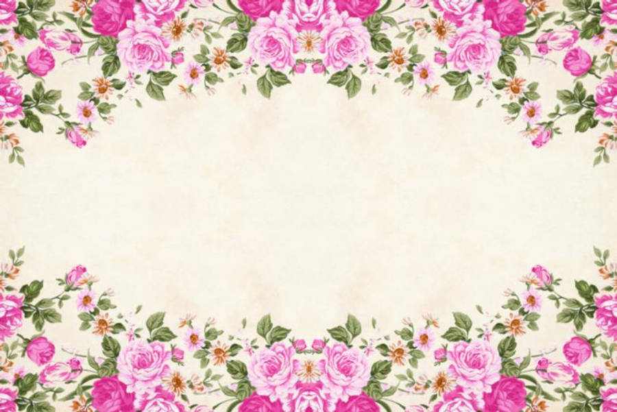 Invitation 桌布 壁紙 — 一個復古花卉邊框，帶有粉紅玫瑰和綠葉，環繞著奶油色背景。